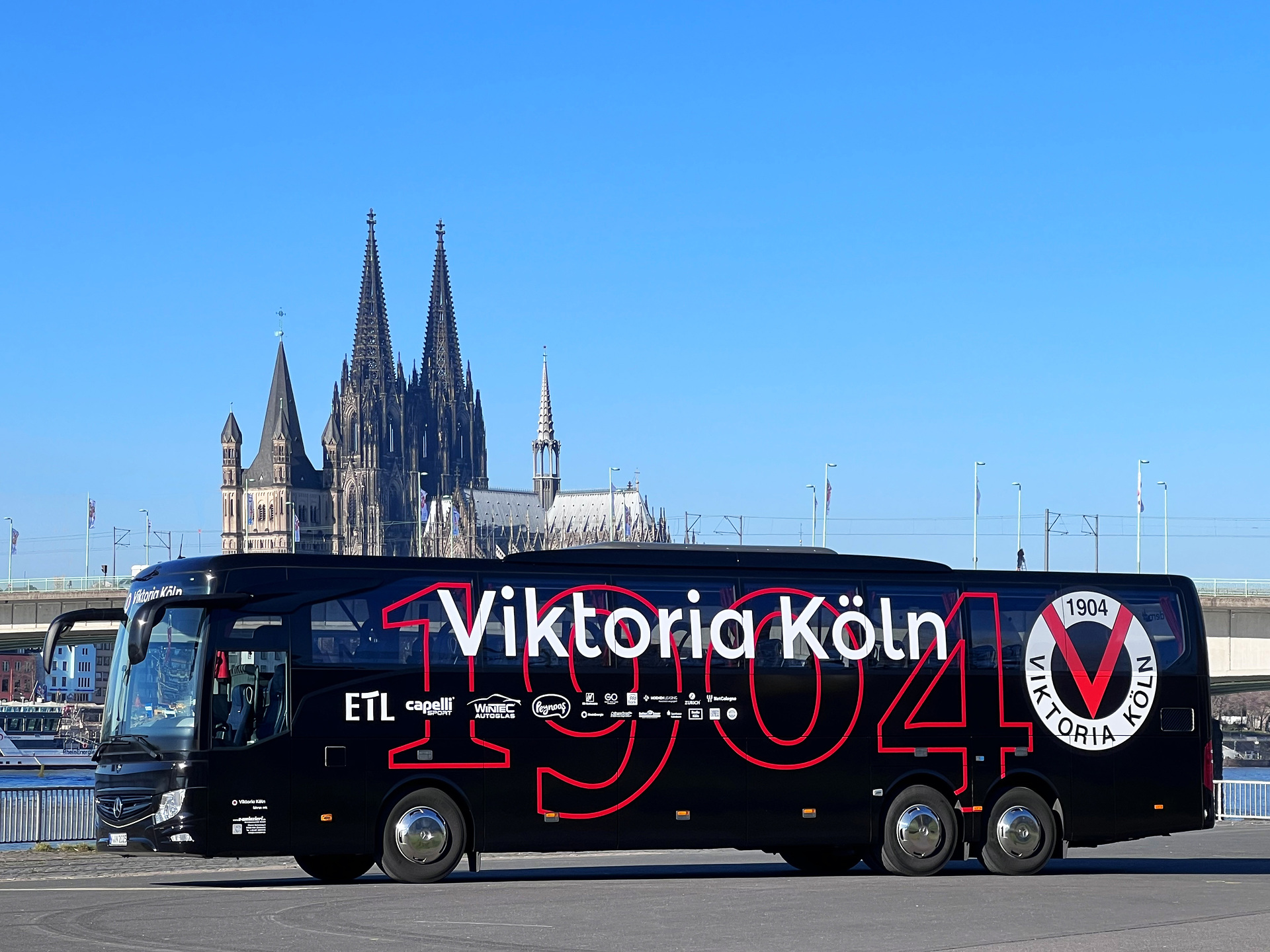 Das neue Teamfahrzeug von Viktoria Köln ist ein top ausgestatteter Mercedes-Benz Tourismo. Betreiber der Fahrdienstleistungen für den Verein ist die Elmar Weinzierl Omnibustouristik GmbH. Viktoria Köln greift nach den Sternen