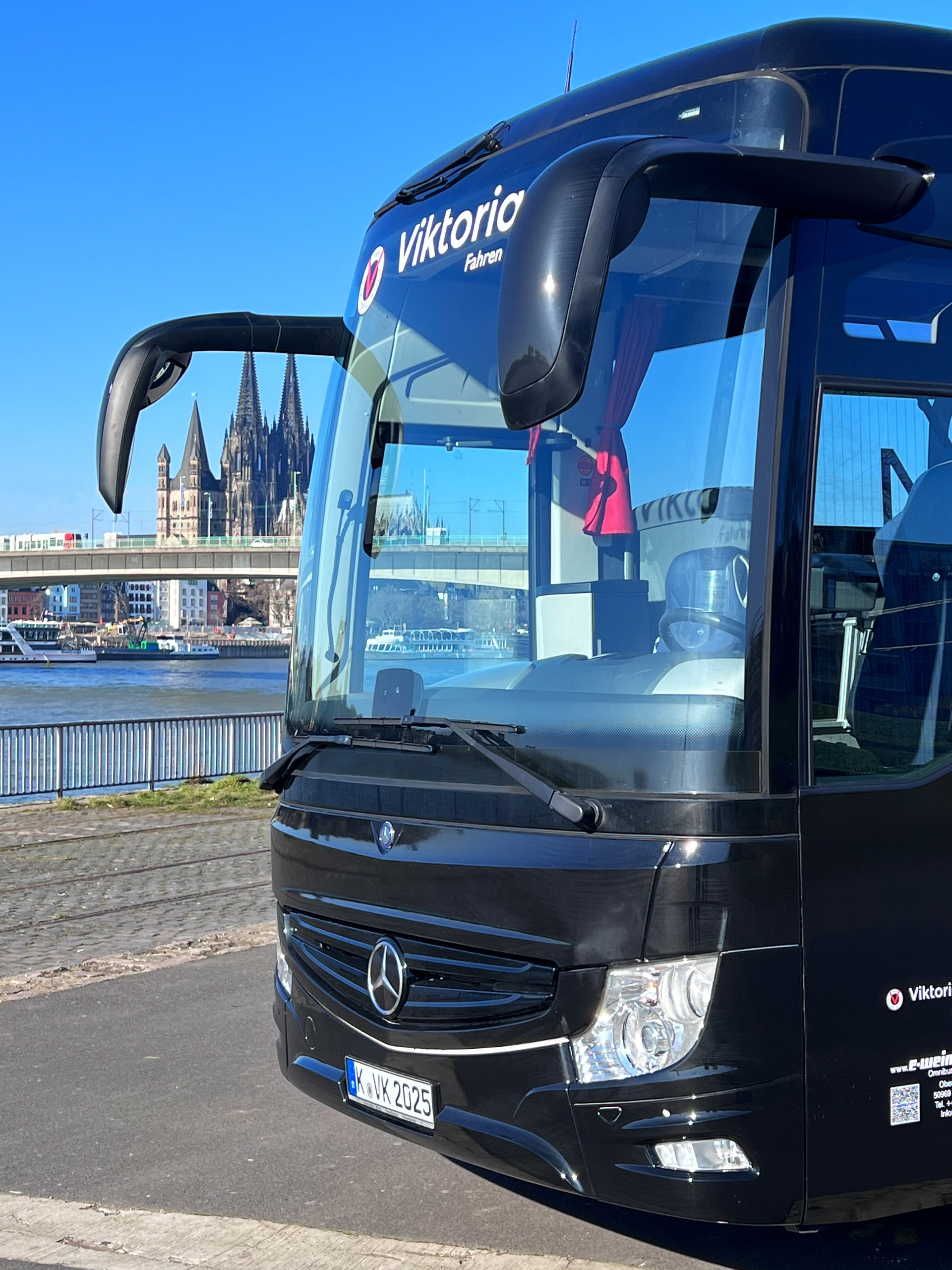 Das neue Teamfahrzeug von Viktoria Köln ist ein top ausgestatteter Mercedes-Benz Tourismo. Betreiber der Fahrdienstleistungen für den Verein ist die Elmar Weinzierl Omnibustouristik GmbH. Viktoria Köln greift nach den Sternen