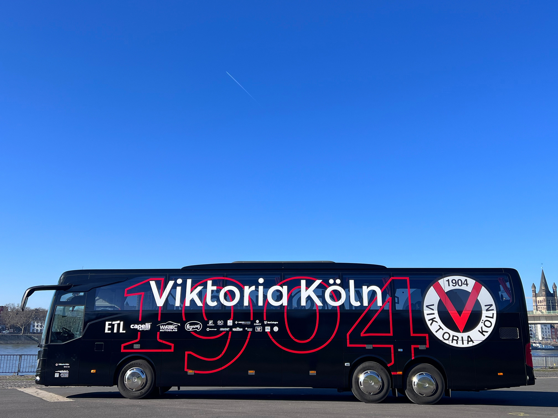 Das neue Teamfahrzeug von Viktoria Köln ist ein top ausgestatteter Mercedes-Benz Tourismo. Betreiber der Fahrdienstleistungen für den Verein ist die Elmar Weinzierl Omnibustouristik GmbH. Viktoria Köln greift nach den Sternen