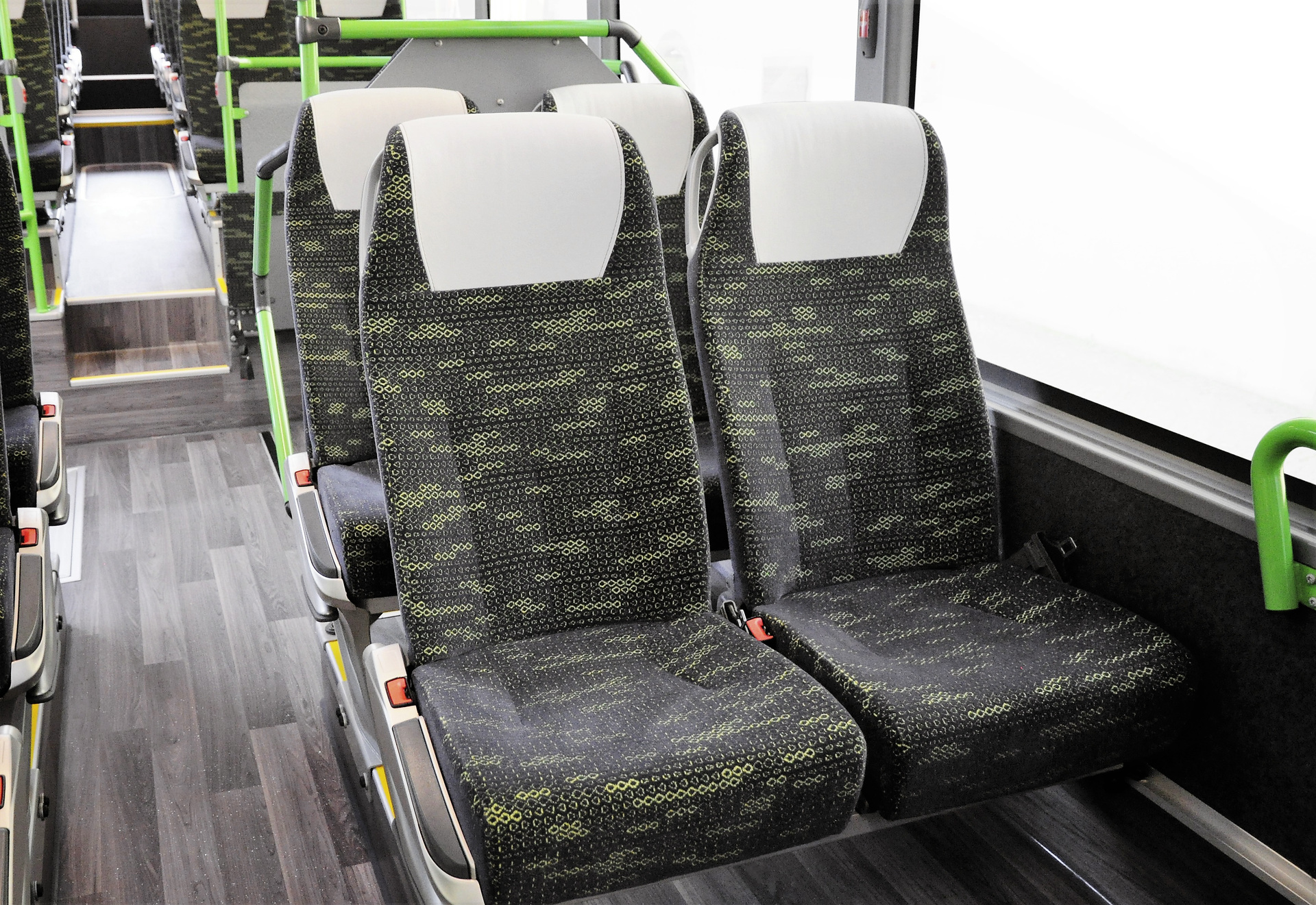 Die Reisesitze verfügen über Lederkopfteile und klappbare Armlehnen. Setra Überlandlinienbus mit Reisesitzen