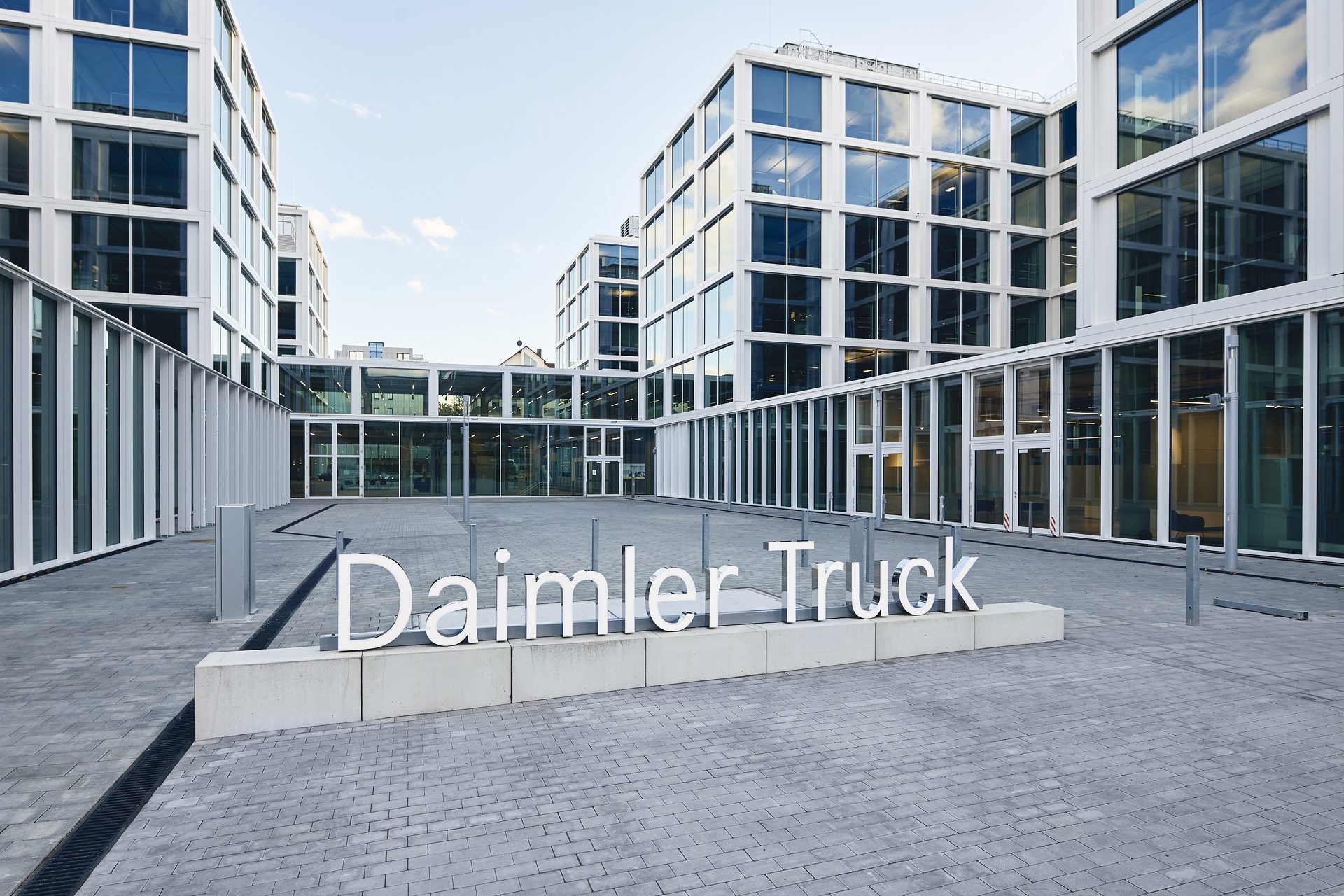 Daimler Truck pays 7,300 euros to employees after successful first fiscal year 2022