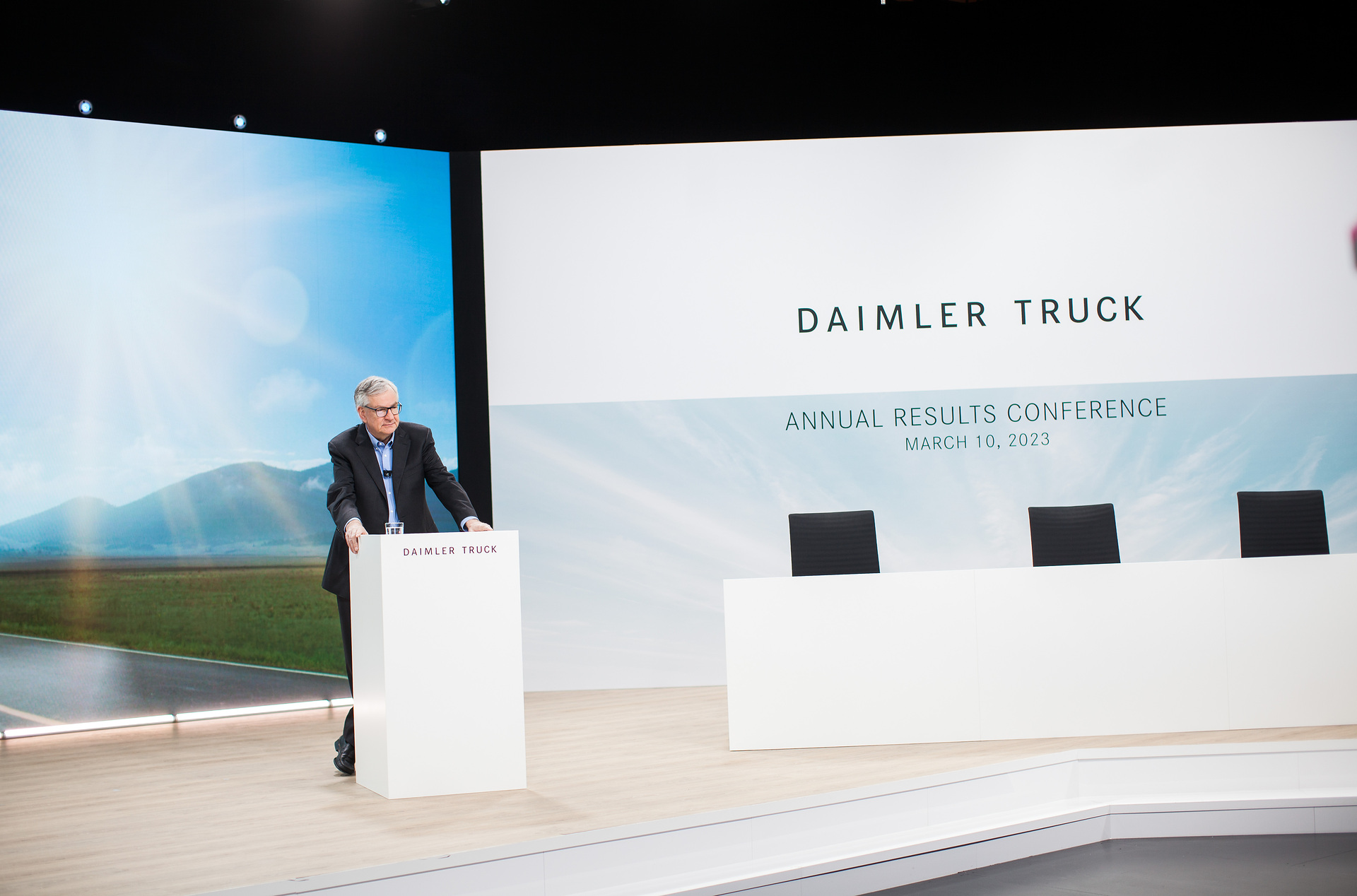 Daimler Truck increased Revenue, EBIT, adjusted Return On Sales and Free Cash Flow