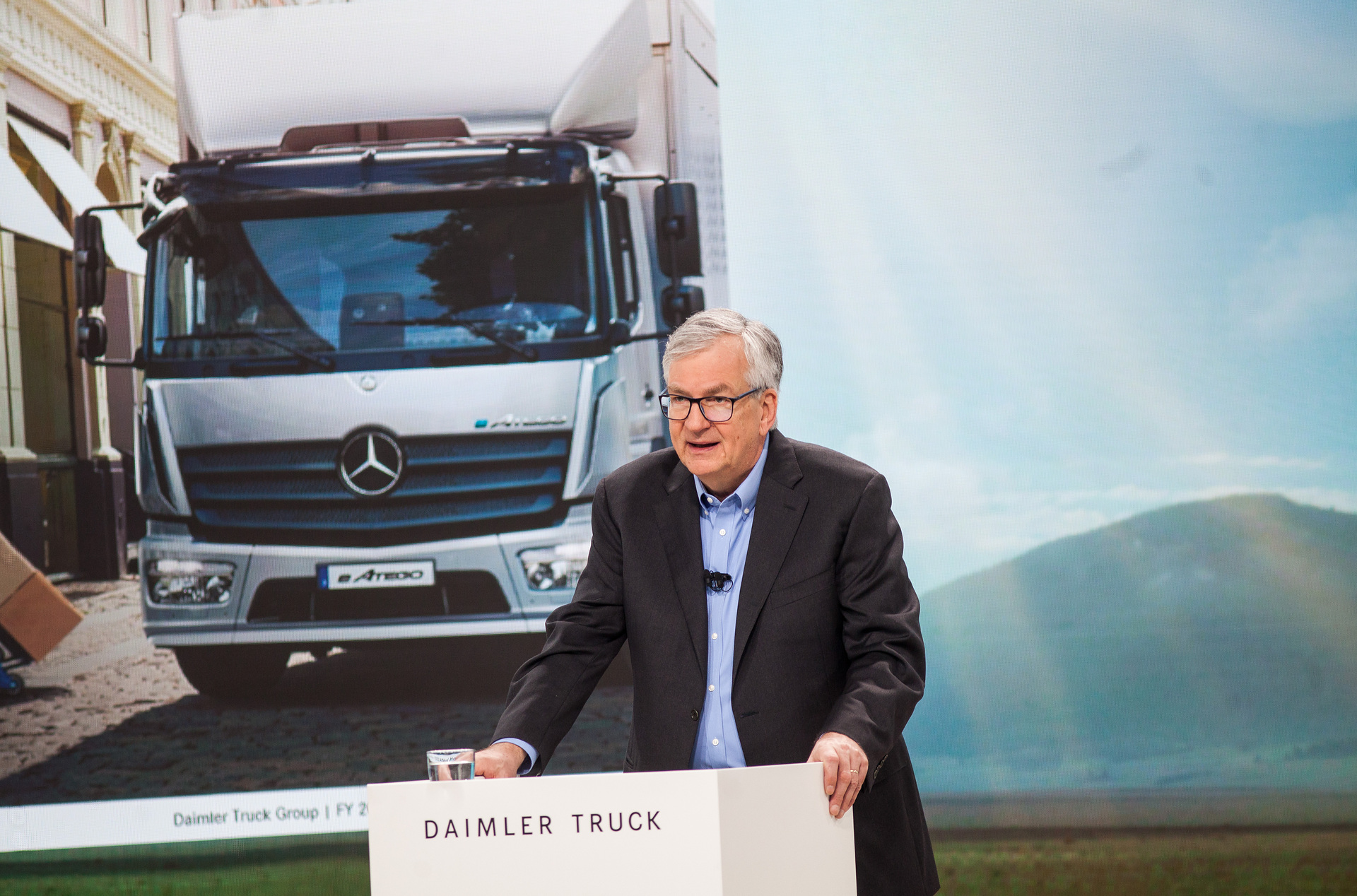 Daimler Truck hat Umsatz, operatives Ergebnis (EBIT), bereinigte Umsatzrendite und Free Cash Flow