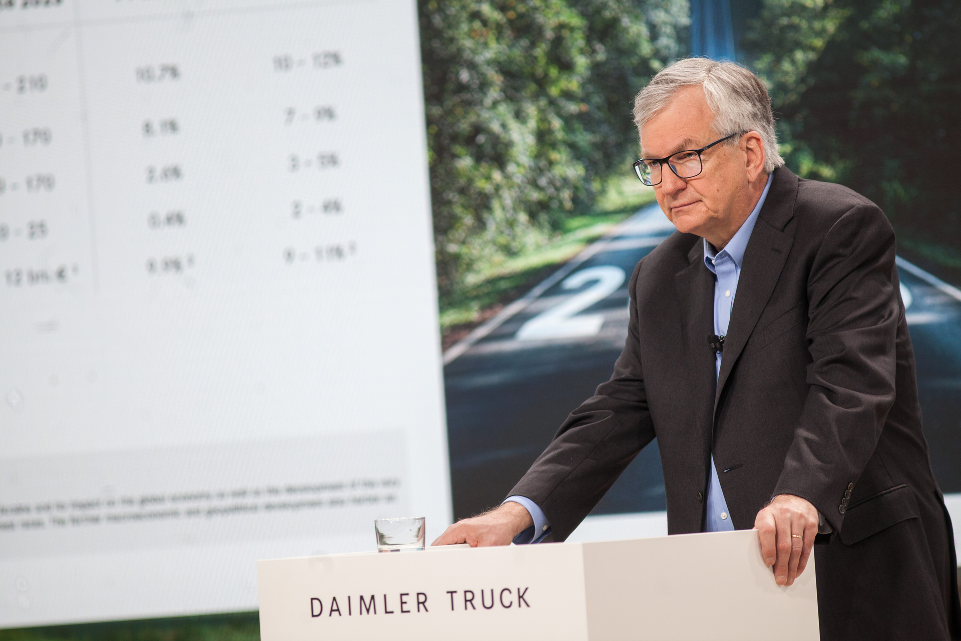 Daimler Truck increased Revenue, EBIT, adjusted Return On Sales and Free Cash Flow