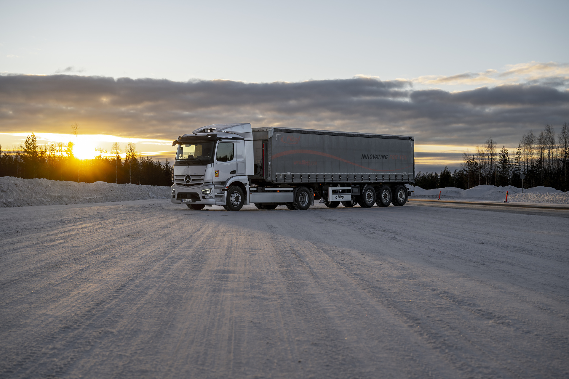 Der Mercedes-Benz eActros 300 als Sattelzugmaschine Kälte, Eis und Schnee erfolgreich getrotzt: Mercedes-Benz Trucks testet in Finnland Elektro-Lkw
