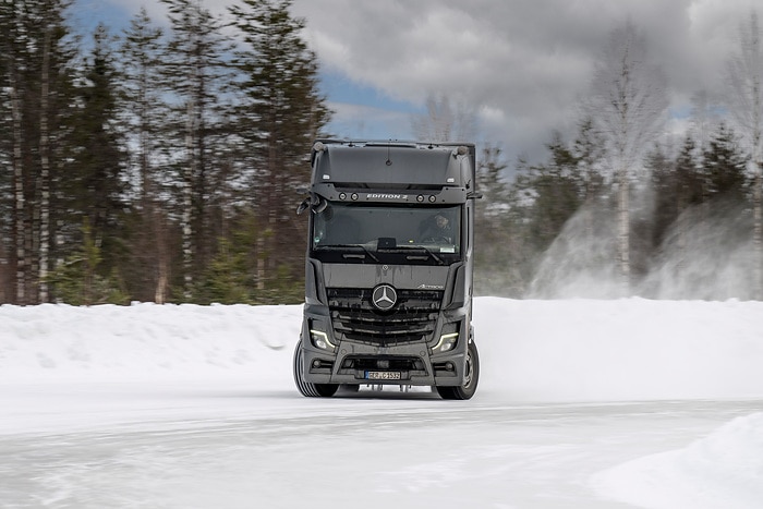 Kälte, Eis und Schnee erfolgreich getrotzt: Mercedes-Benz Trucks testet in Finnland Elektro-Lkw