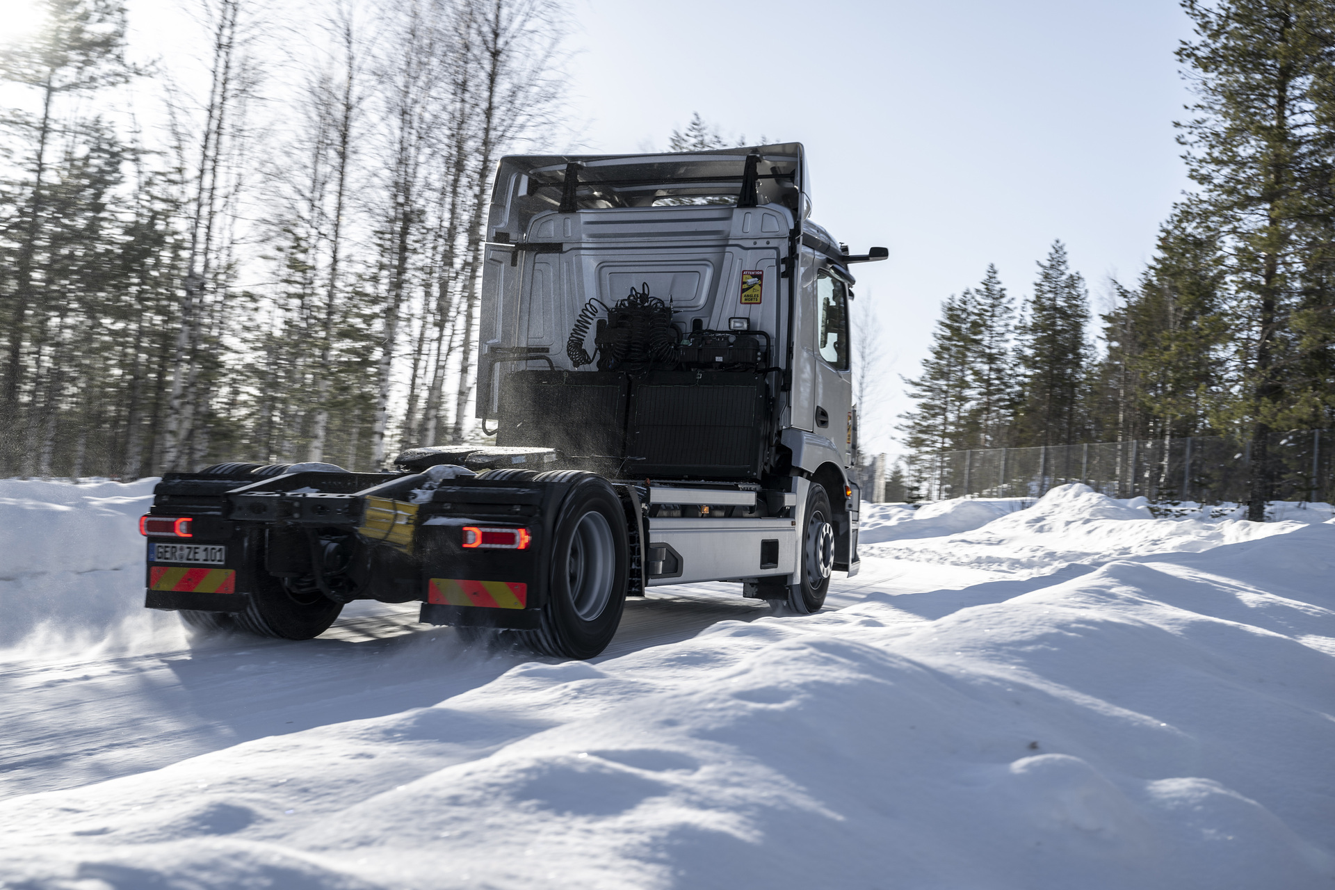 Mercedes-Benz Lkw im Wintertest in Rovaniemi Kälte, Eis und Schnee erfolgreich getrotzt: Mercedes-Benz Trucks testet in Finnland Elektro-Lkw