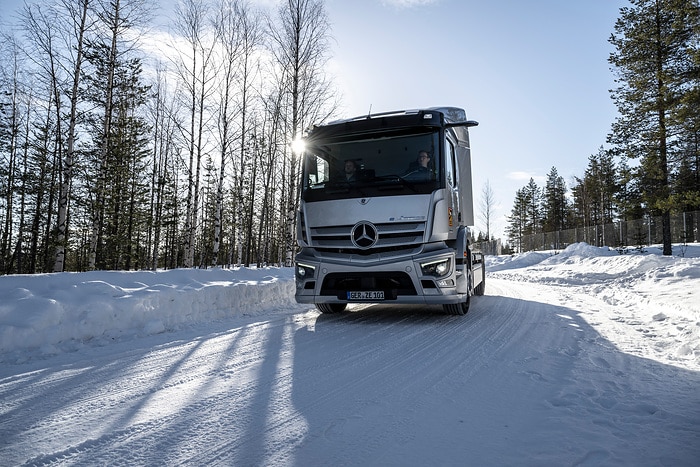 Kälte, Eis und Schnee erfolgreich getrotzt: Mercedes-Benz Trucks testet in Finnland Elektro-Lkw