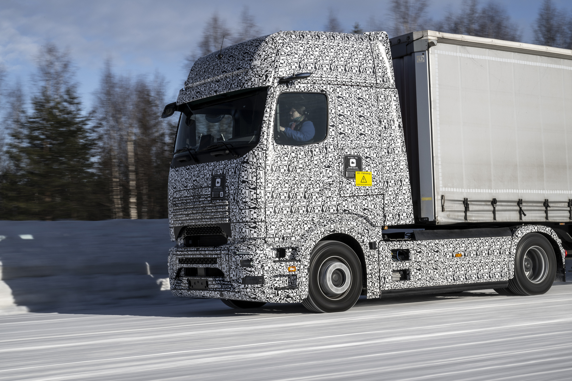 Kälte, Eis und Schnee erfolgreich getrotzt: Mercedes-Benz Trucks testet in Finnland Elektro-Lkw