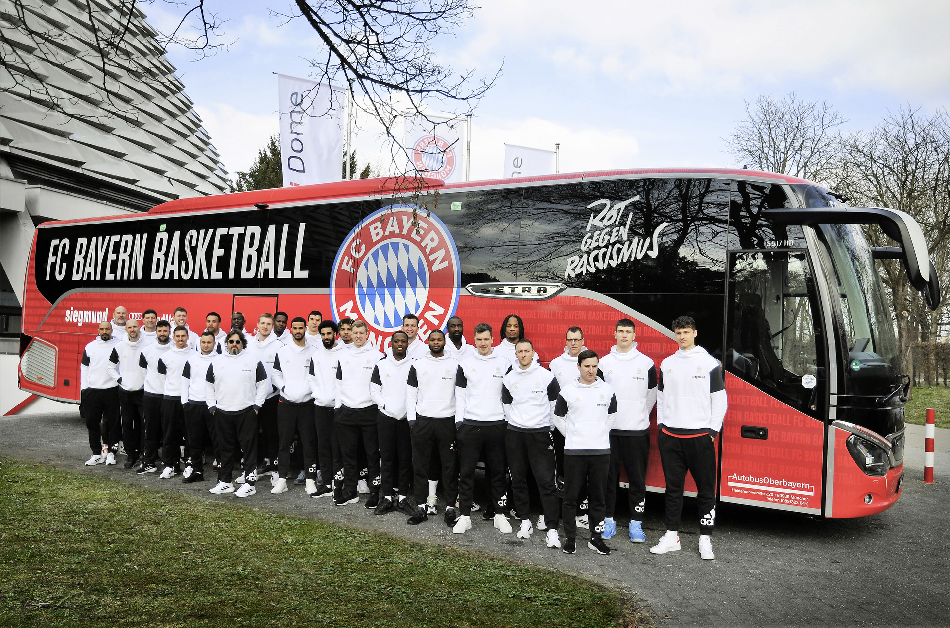 FC Bayern Basketball professionals and their coaches in front of the new team bus that Autobus Oberbayern is providing. A Setra touring coach for FC Bayern Basketball