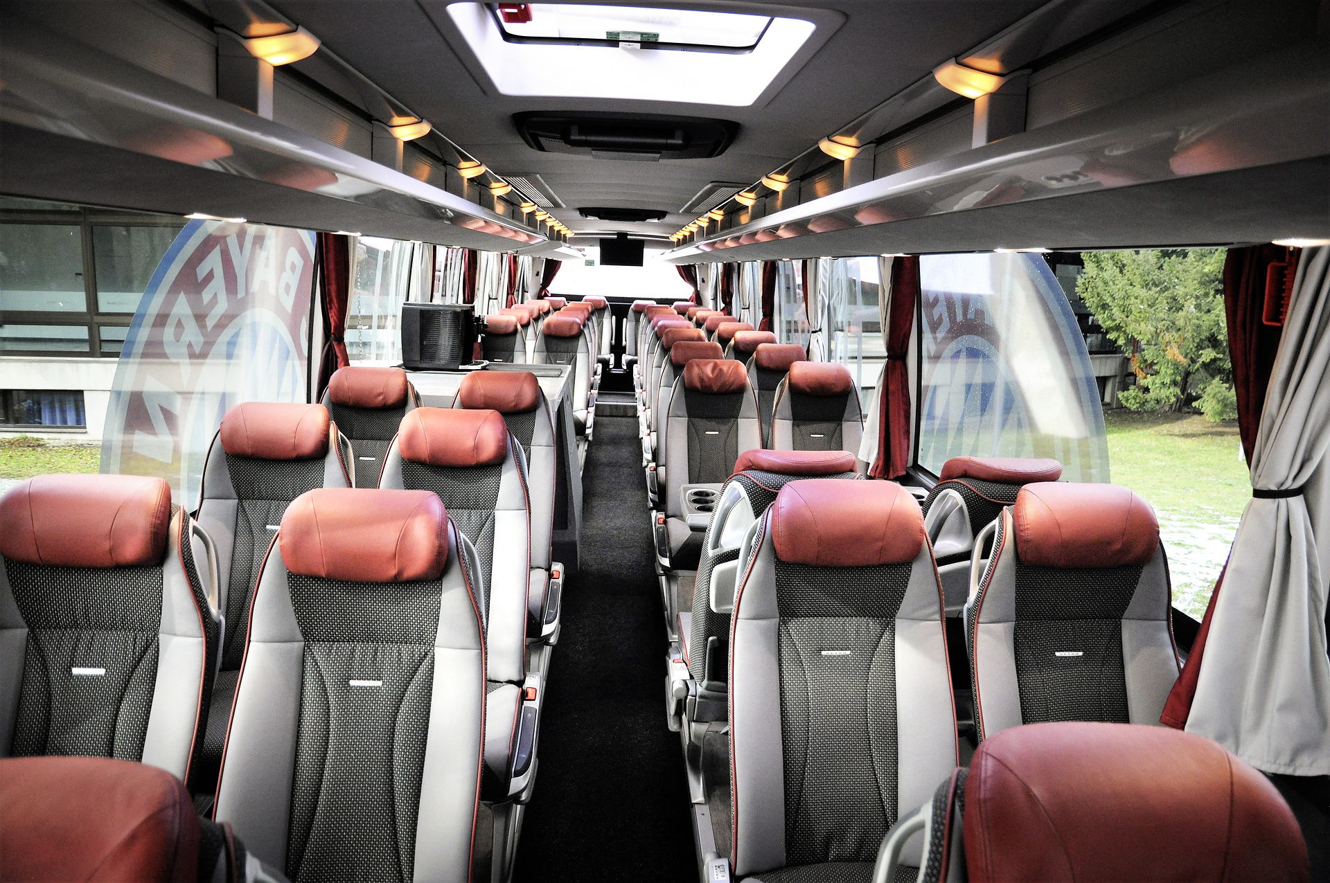 The S 517 HD is equipped with a club table and integrated on-board kitchen. A Setra touring coach for FC Bayern Basketball