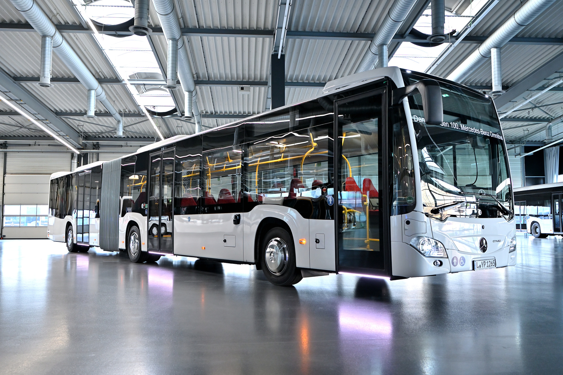 Jubeltage im Fuhrpark der Regionalbus Leipzig: 100ste Mercedes-Benz Stadtbus übergeben Jubeltage im Fuhrpark der Regionalbus Leipzig GmbH: 100. Mercedes-Benz Omnibus übergeben