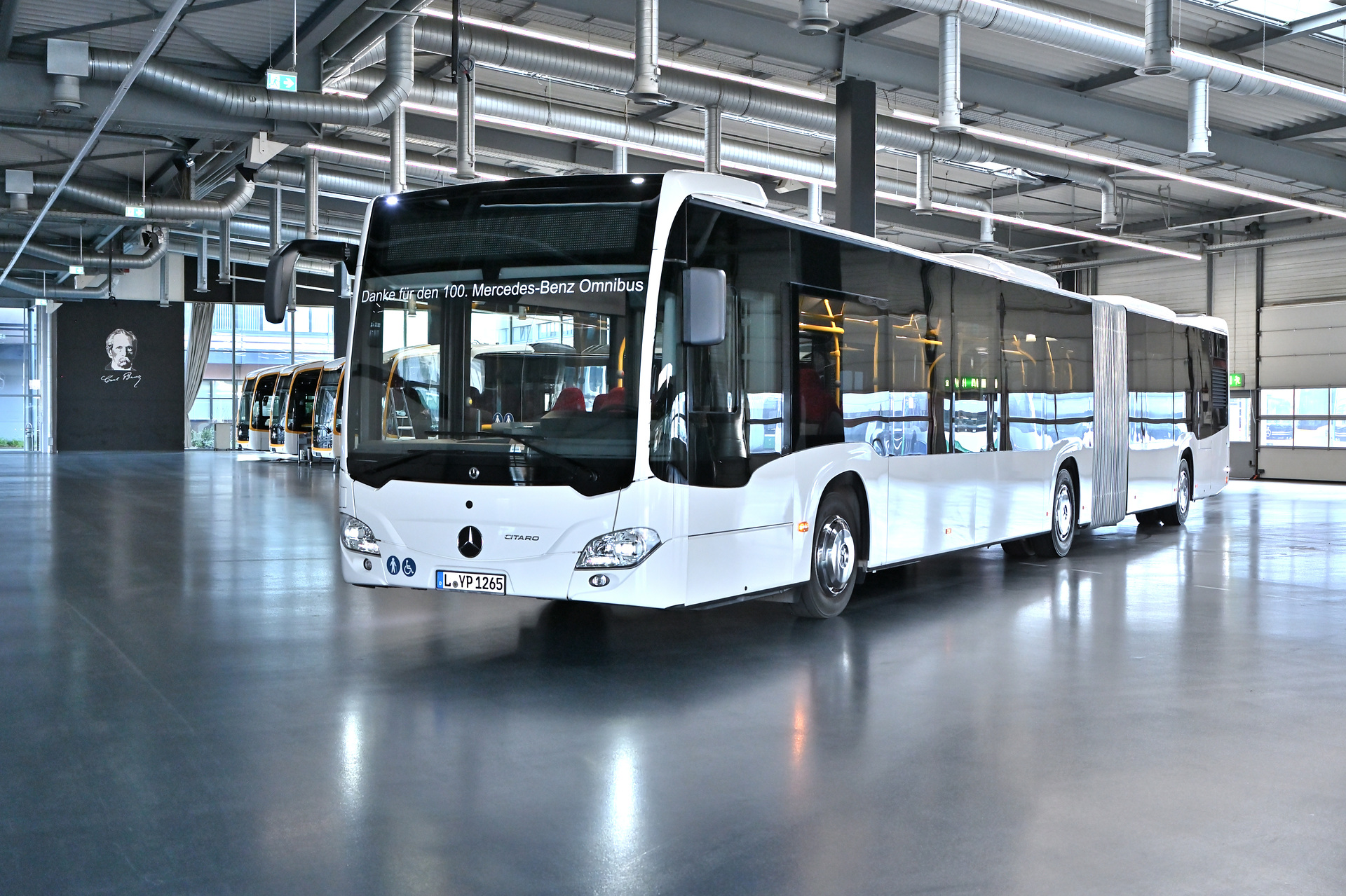 Jubeltage im Fuhrpark der Regionalbus Leipzig: 100ste Mercedes-Benz Stadtbus übergeben Jubeltage im Fuhrpark der Regionalbus Leipzig GmbH: 100. Mercedes-Benz Omnibus übergeben
