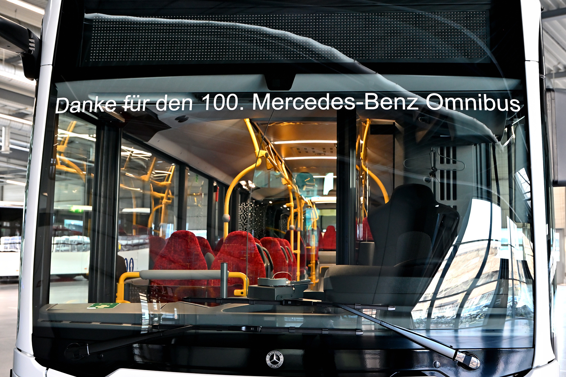 Jubeltage im Fuhrpark der Regionalbus Leipzig: 100ste Mercedes-Benz Stadtbus übergeben Jubeltage im Fuhrpark der Regionalbus Leipzig GmbH: 100. Mercedes-Benz Omnibus übergeben