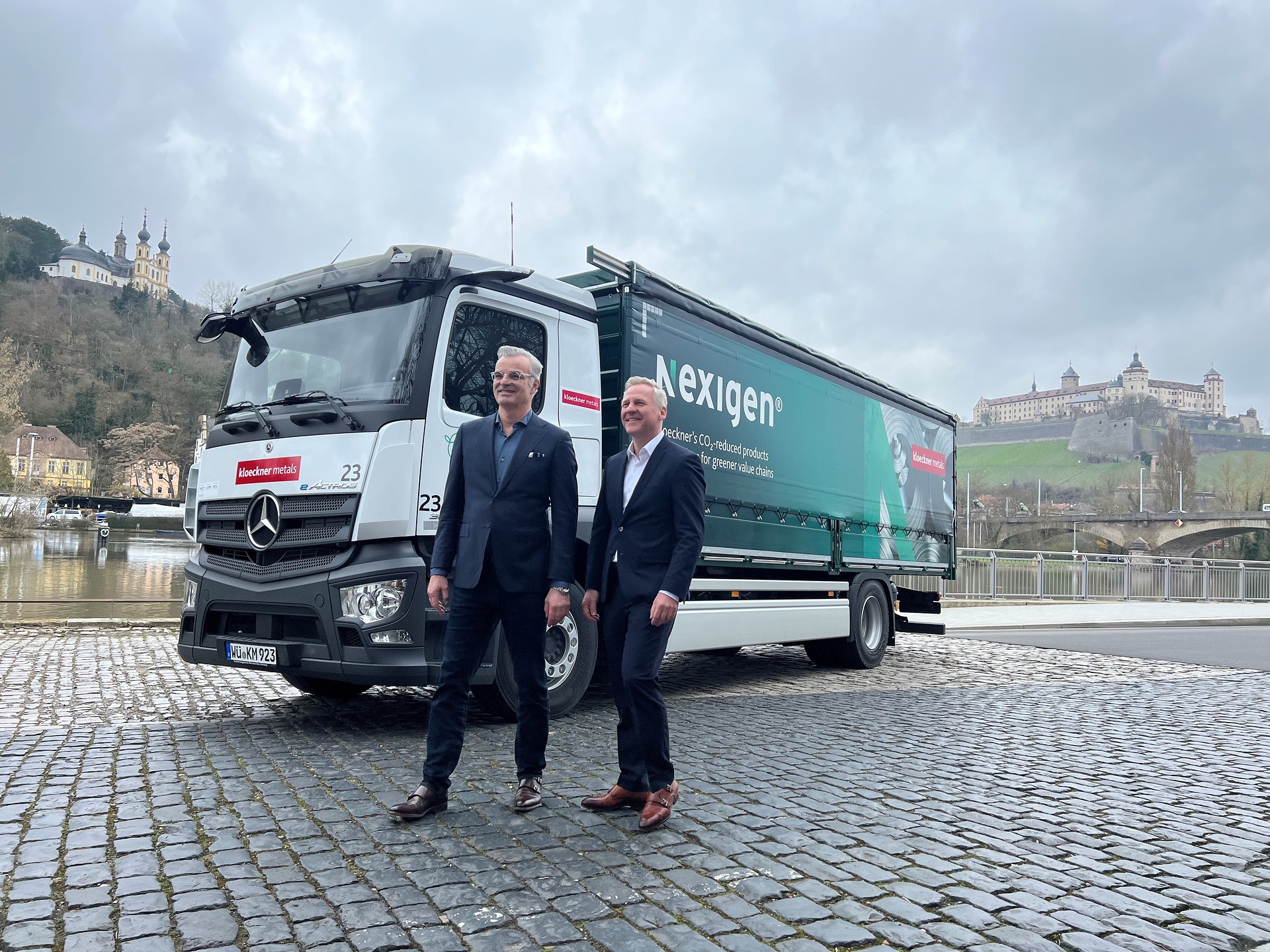 von links: Bernhard Weiß, CEO Europa Klöckner & Co und CEO Kloeckner Metals Germany; Ronald Ott, Leitung Sales LKW Deutschland Mercedes-Benz & FUSO, Daimler Truck AG Erster eActros in Bayern - Kloeckner Metals Germany setzt auf E-Lkw von Mercedes-Benz