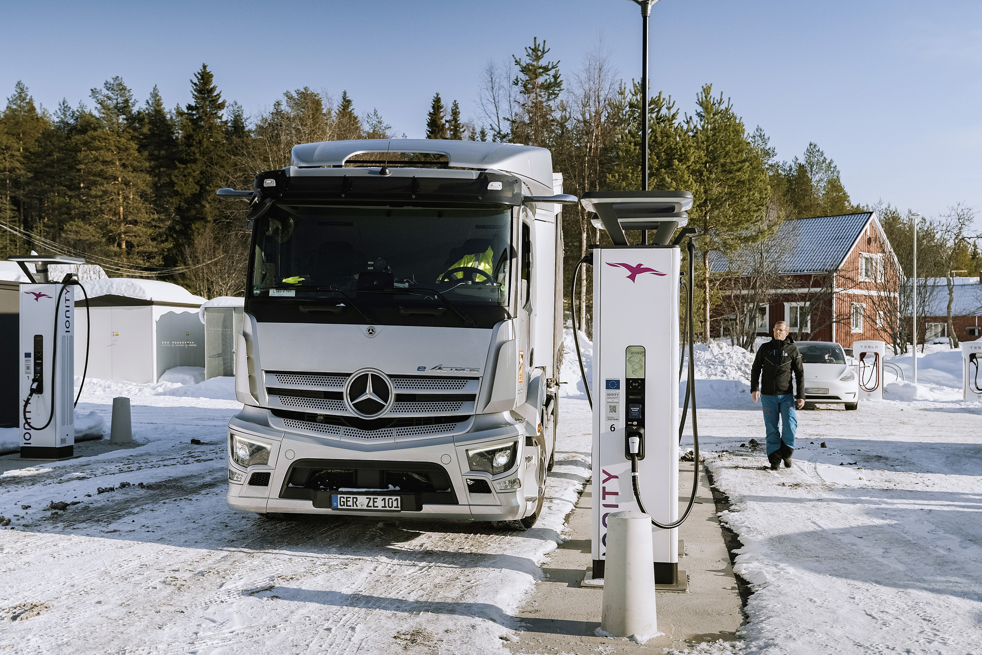 Rund 3.000 Kilometer vollelektrisch bewältigt: eActros 300 Sattelzugmaschine gleitet vom Polarkreis nach Stuttgart