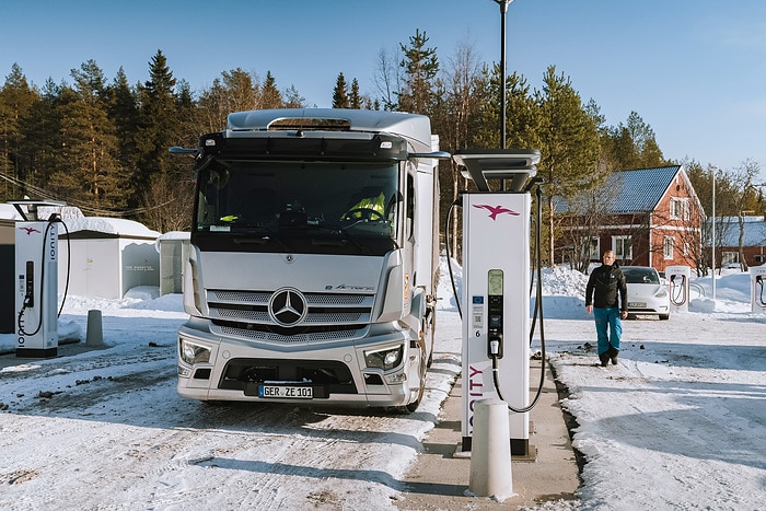 Around 3,000 kilometers covered completely electrically:eActros 300 as a tractor unit glides from the Arctic Circle to Stuttgart