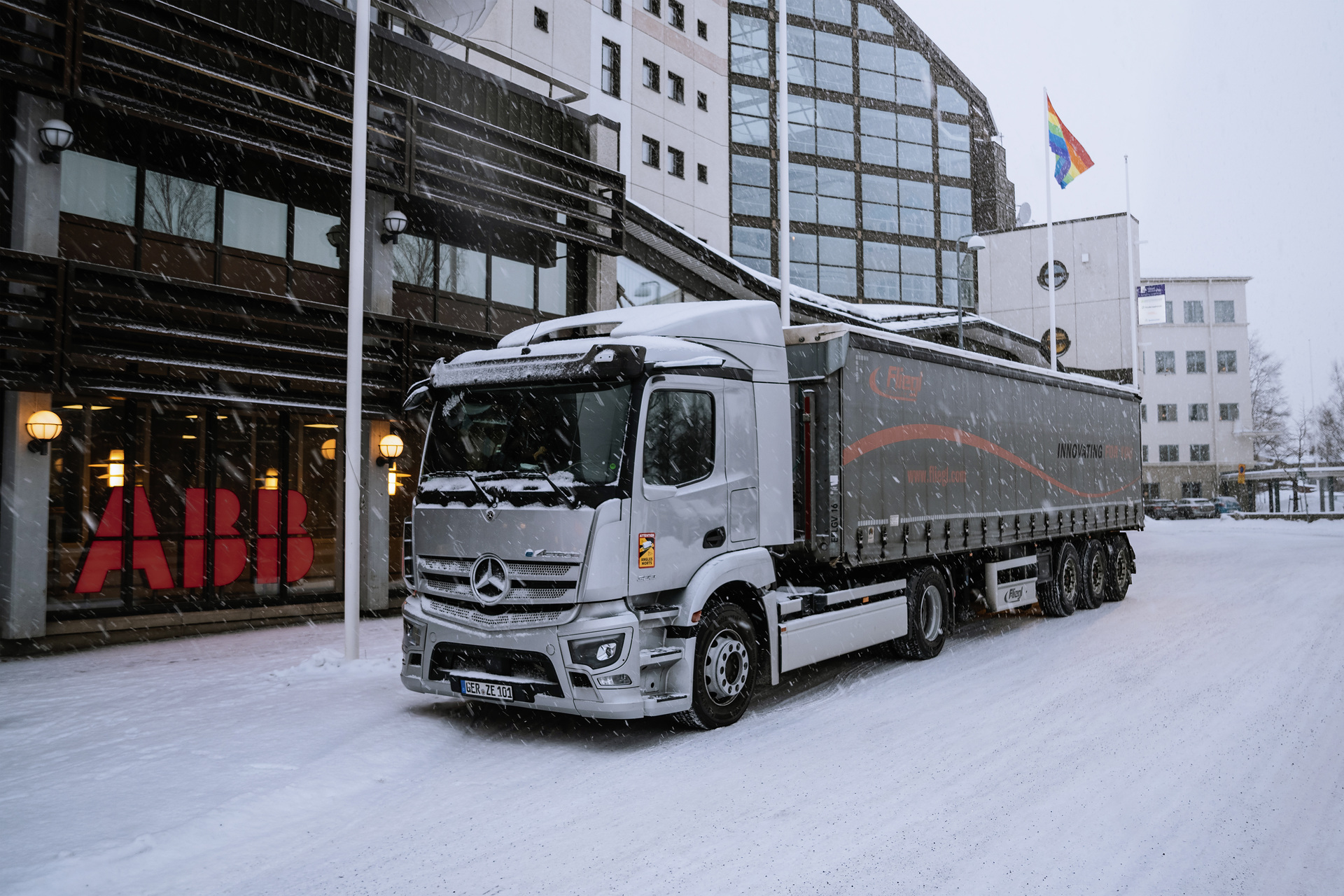 Around 3,000 kilometers covered completely electrically:eActros 300 as a tractor unit glides from the Arctic Circle to Stuttgart