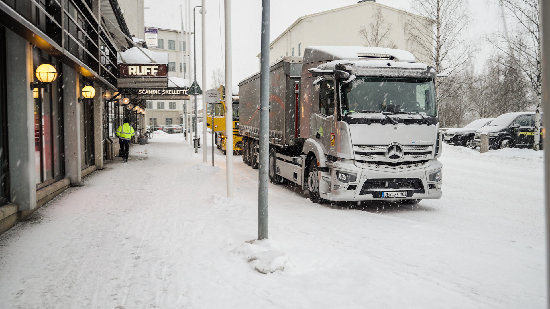 Around 3,000 kilometers covered completely electrically:eActros 300 as a tractor unit glides from the Arctic Circle to Stuttgart