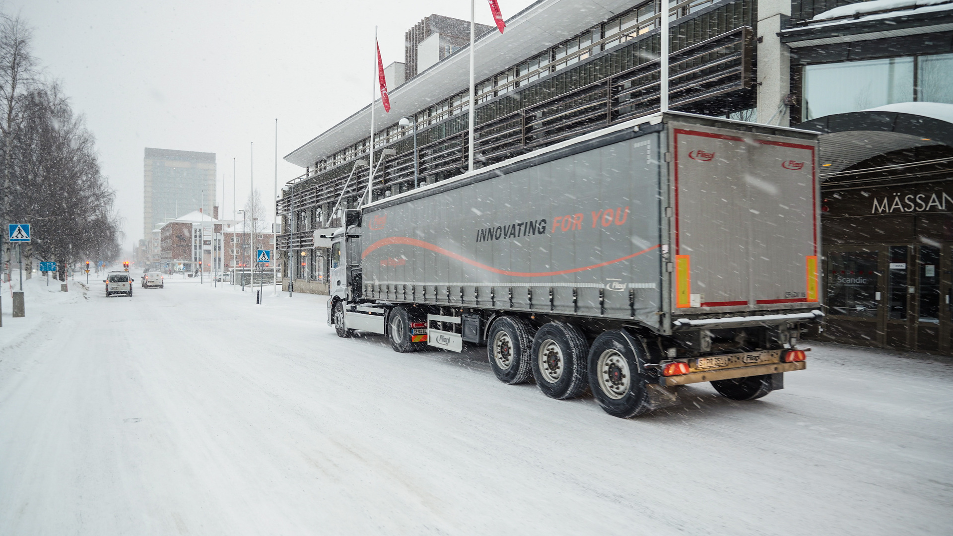 Rund 3.000 Kilometer vollelektrisch bewältigt: eActros 300 Sattelzugmaschine gleitet vom Polarkreis nach Stuttgart