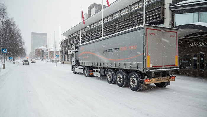 Around 3,000 kilometers covered completely electrically:eActros 300 as a tractor unit glides from the Arctic Circle to Stuttgart