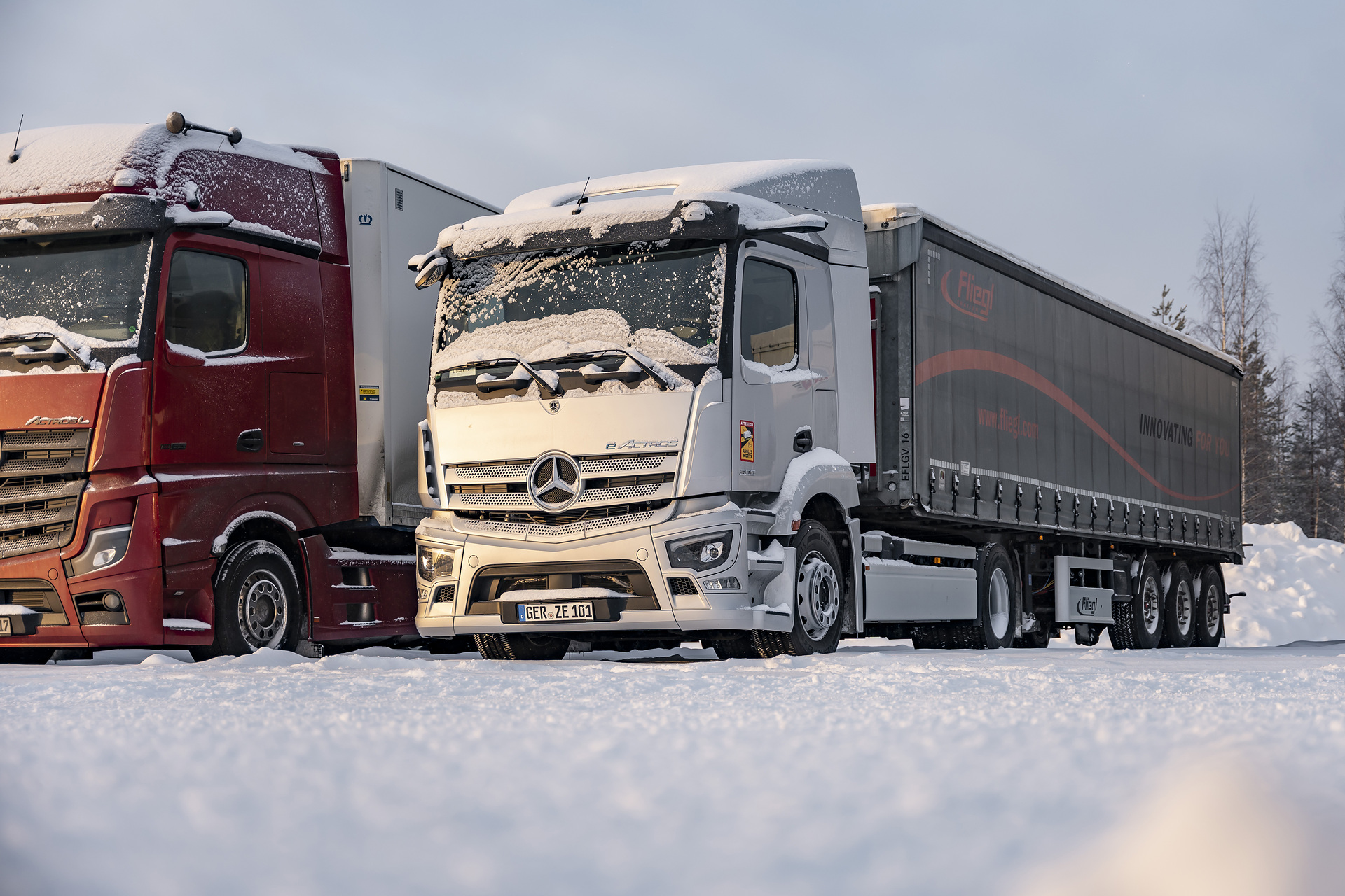 Mercedes-Benz Lkw im Wintertest in Rovaniemi Rund 3.000 Kilometer vollelektrisch bewältigt: eActros 300 Sattelzugmaschine gleitet vom Polarkreis nach Stuttgart