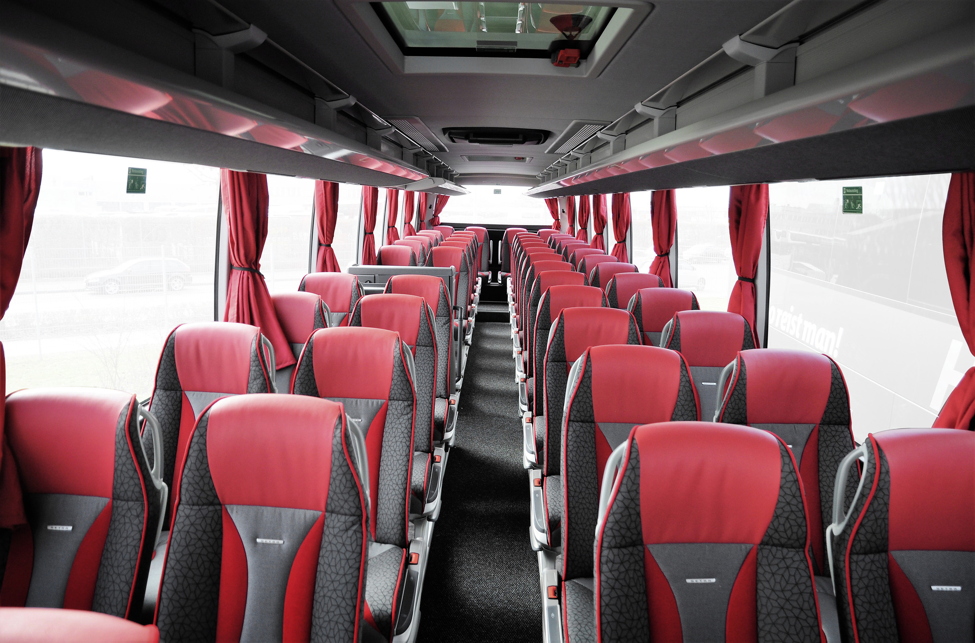 The S 516 HD of the ComfortClass offers space for 50 passengers. Restart with Setra