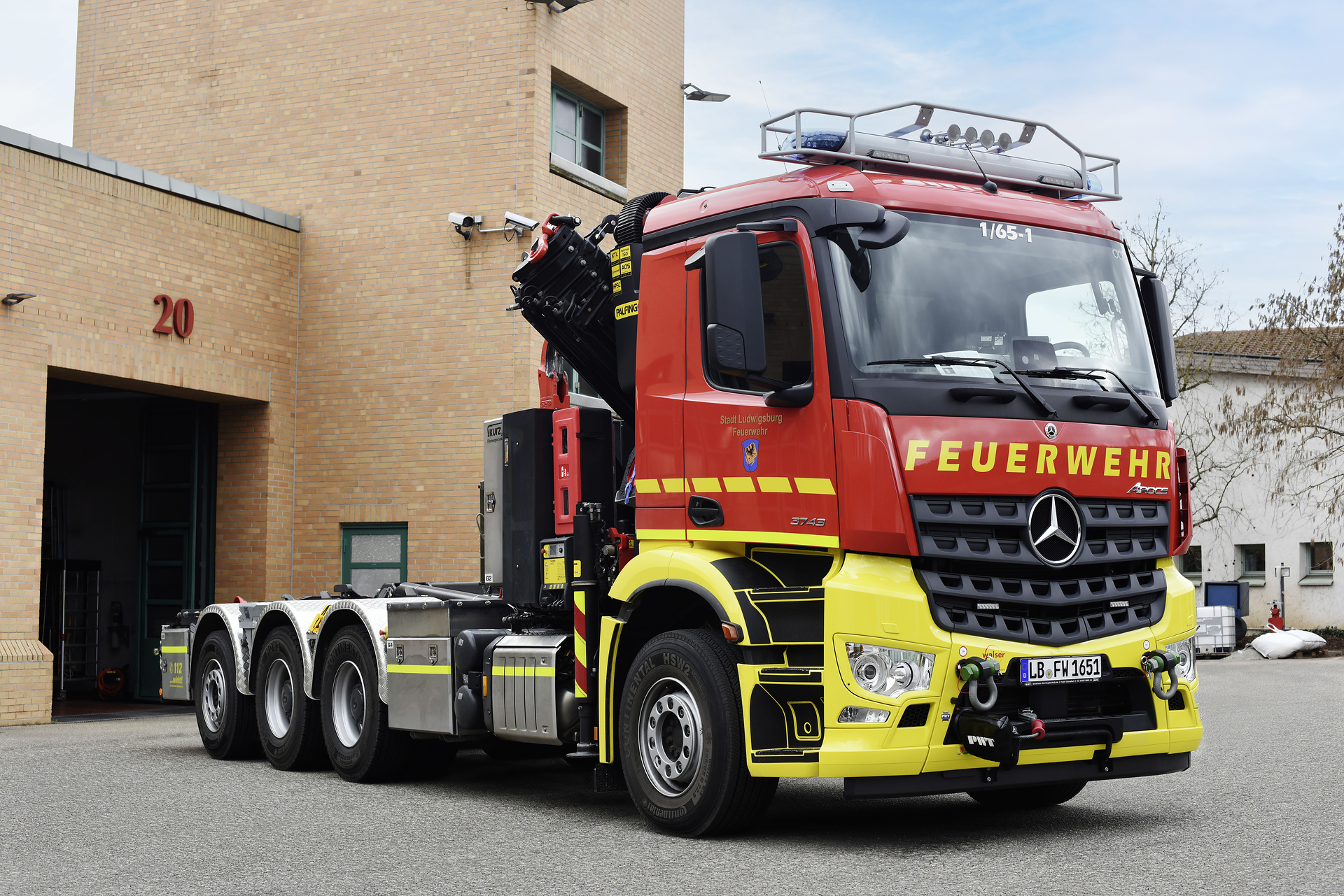 Trucks at work in an emergency – new Mercedes-Benz Arocs for the Ludwigsburg fire departmen