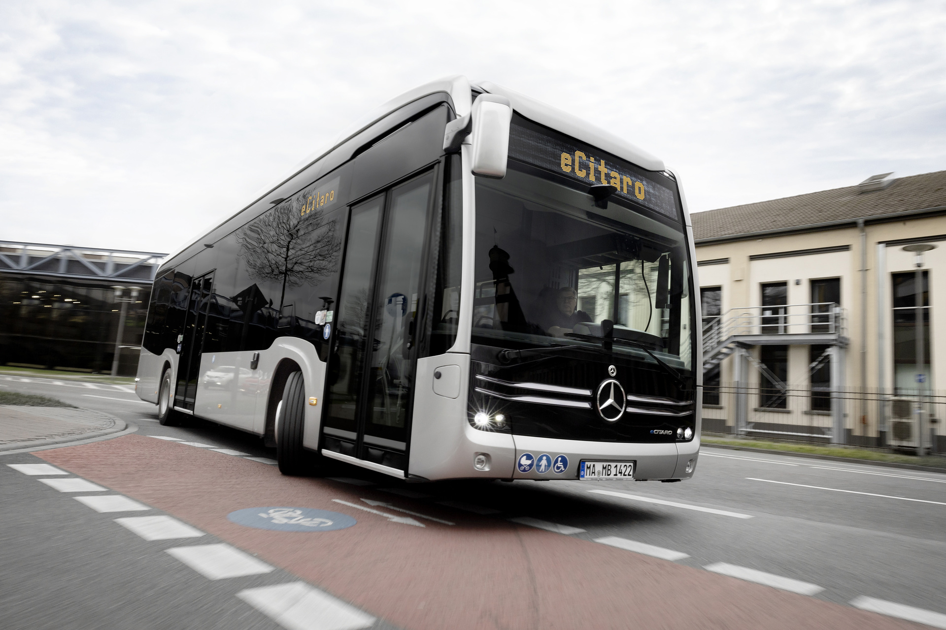 Mercedes-Benz eCitaro mit vollelektrischem Antrieb, 2-Türer, Exterieur, anthrazit metallic, 2 x elektrischer Radnabenmotor, 2 x 125 kW, 2 x 485 Nm, 5 HV-Batteriepakete, 64,5 kWh pro HV-Batteriepaket (NMC 3), Preventive Brake Assist, Sideguard Assist, 360-Grad-Kamera, LED-Scheinwerfer, Länge/Breite/Höhe: 12.135/2.550/3.400 mm, Beförderungskapazität: 1/86 Der vollelektrisch angetriebene Stadtbus Mercedes-Benz eCitaro mit Batterien der neuesten Generation
