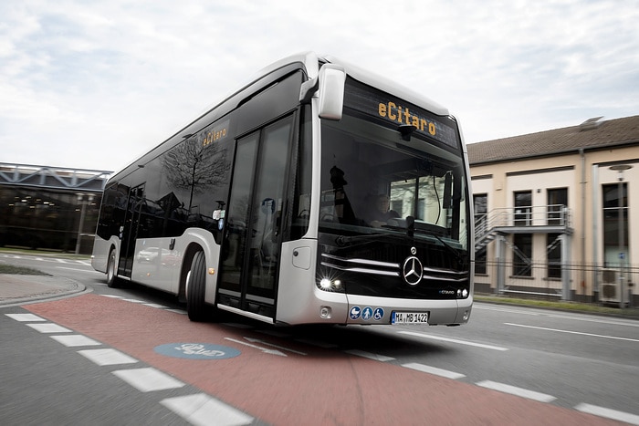 Der vollelektrisch angetriebene Stadtbus Mercedes-Benz eCitaro mit Batterien der neuesten Generation