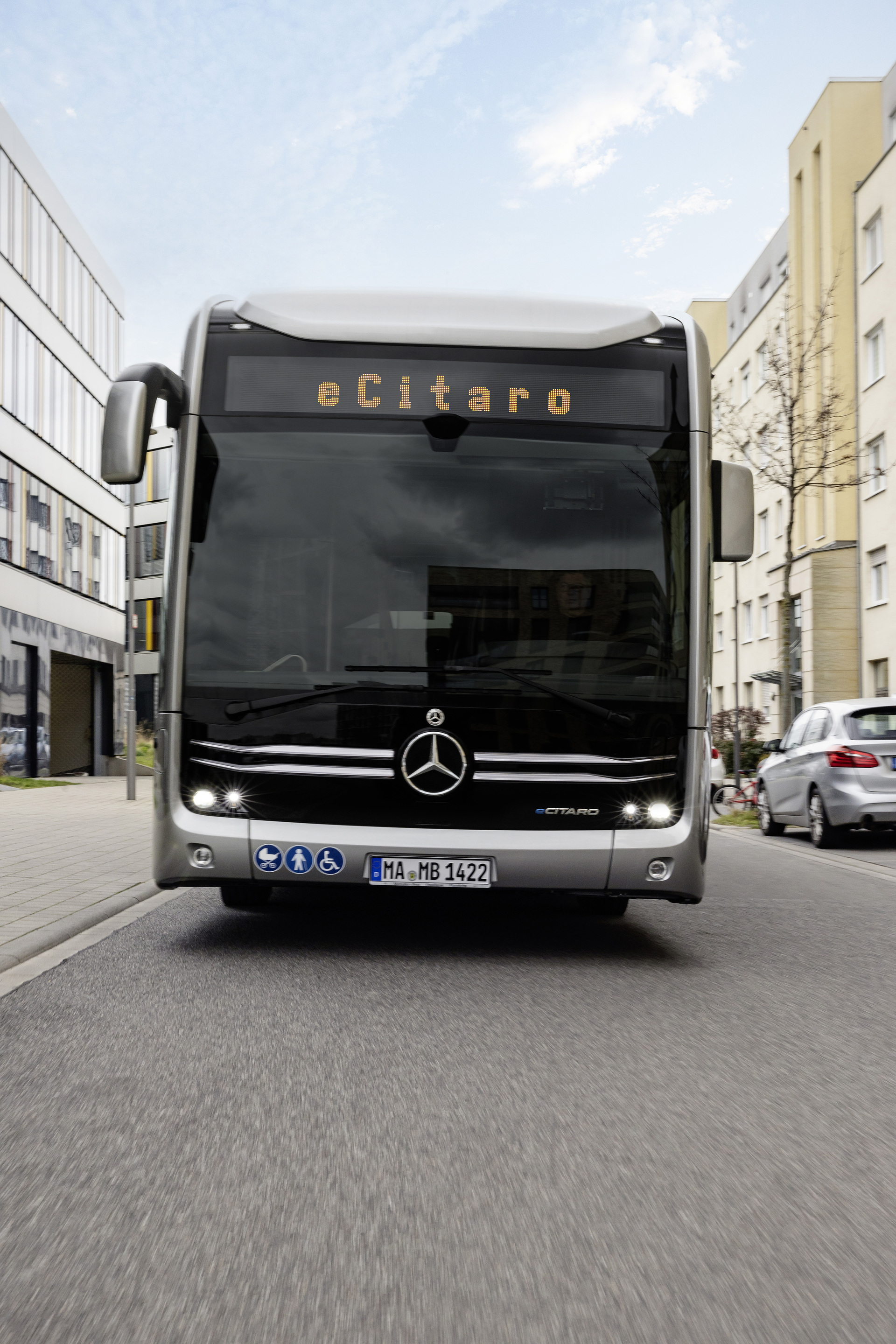 Mercedes-Benz eCitaro mit vollelektrischem Antrieb, 2-Türer, Exterieur, anthrazit metallic, 2 x elektrischer Radnabenmotor, 2 x 125 kW, 2 x 485 Nm, 5 HV-Batteriepakete, 64,5 kWh pro HV-Batteriepaket (NMC 3), Preventive Brake Assist, Sideguard Assist, 360-Grad-Kamera, LED-Scheinwerfer, Länge/Breite/Höhe: 12.135/2.550/3.400 mm, Beförderungskapazität: 1/86 Der vollelektrisch angetriebene Stadtbus Mercedes-Benz eCitaro mit Batterien der neuesten Generation
