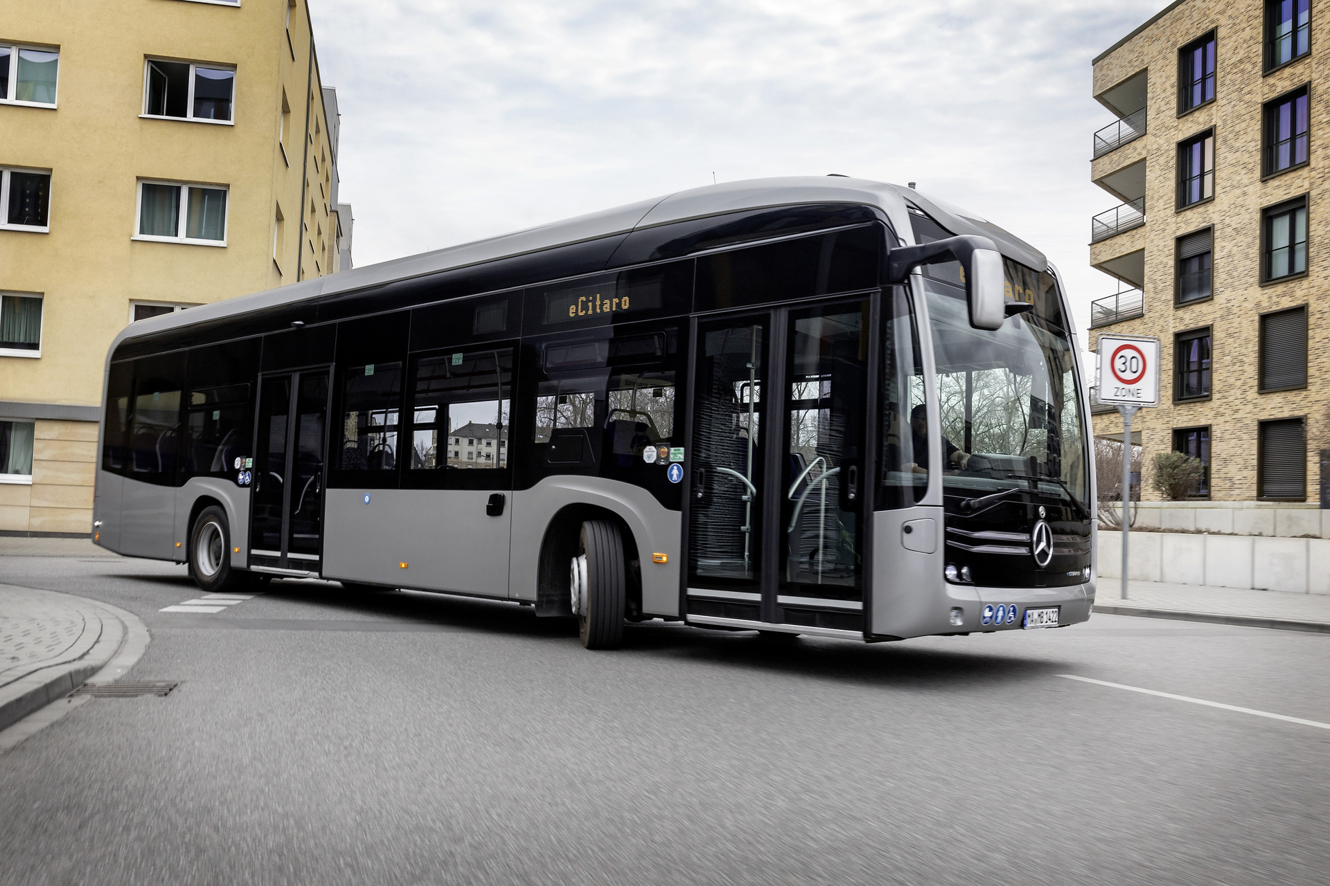 Mercedes-Benz eCitaro mit vollelektrischem Antrieb, 2-Türer, Exterieur, anthrazit metallic, 2 x elektrischer Radnabenmotor, 2 x 125 kW, 2 x 485 Nm, 5 HV-Batteriepakete, 64,5 kWh pro HV-Batteriepaket (NMC 3), Preventive Brake Assist, Sideguard Assist, 360-Grad-Kamera, LED-Scheinwerfer, Länge/Breite/Höhe: 12.135/2.550/3.400 mm, Beförderungskapazität: 1/86 Der vollelektrisch angetriebene Stadtbus Mercedes-Benz eCitaro mit Batterien der neuesten Generation