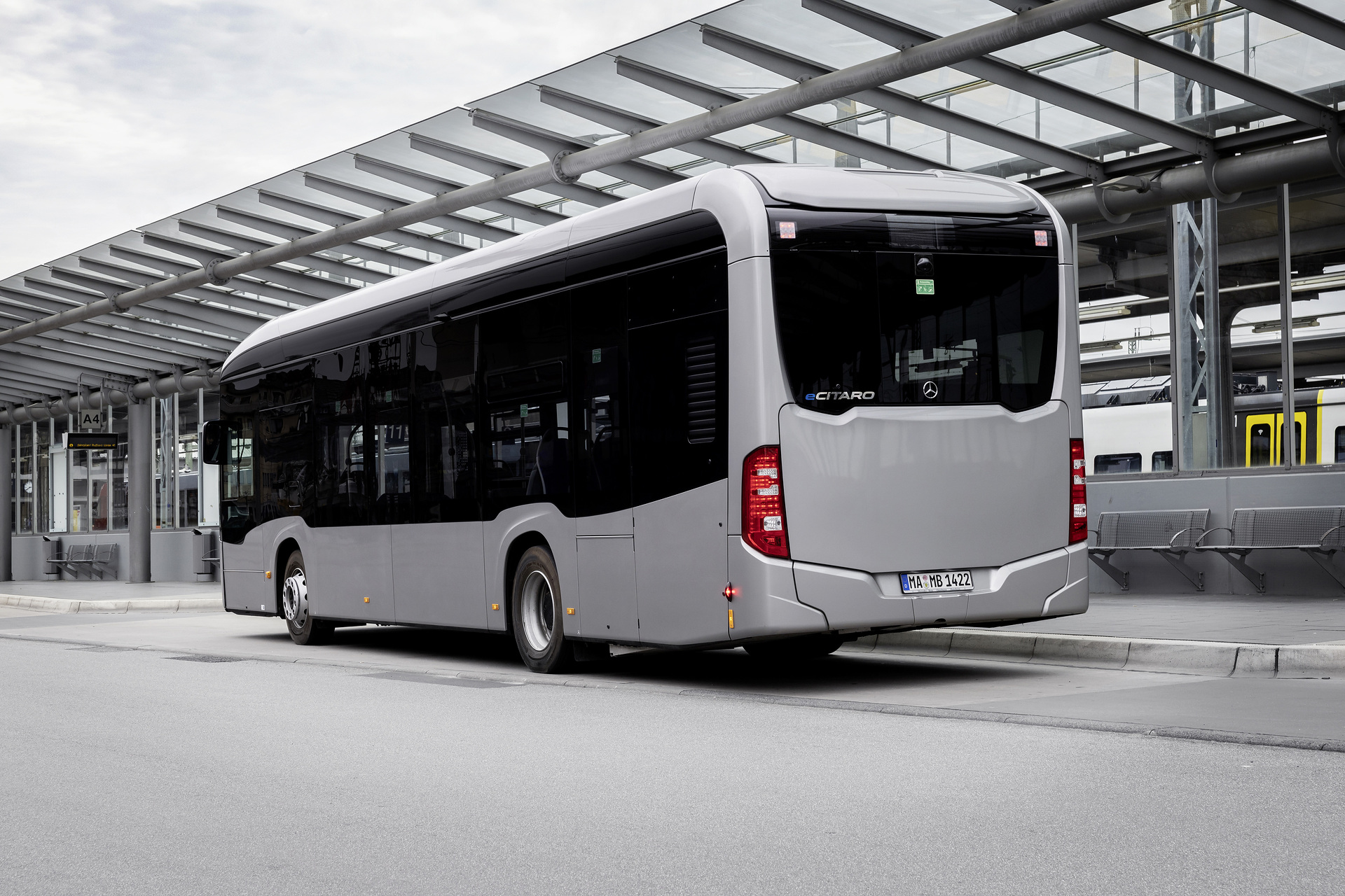 Mercedes-Benz eCitaro mit vollelektrischem Antrieb, 2-Türer, Exterieur, anthrazit metallic, 2 x elektrischer Radnabenmotor, 2 x 125 kW, 2 x 485 Nm, 5 HV-Batteriepakete, 64,5 kWh pro HV-Batteriepaket (NMC 3), Preventive Brake Assist, Sideguard Assist, 360-Grad-Kamera, LED-Scheinwerfer, Länge/Breite/Höhe: 12.135/2.550/3.400 mm, Beförderungskapazität: 1/86 Der vollelektrisch angetriebene Stadtbus Mercedes-Benz eCitaro mit Batterien der neuesten Generation