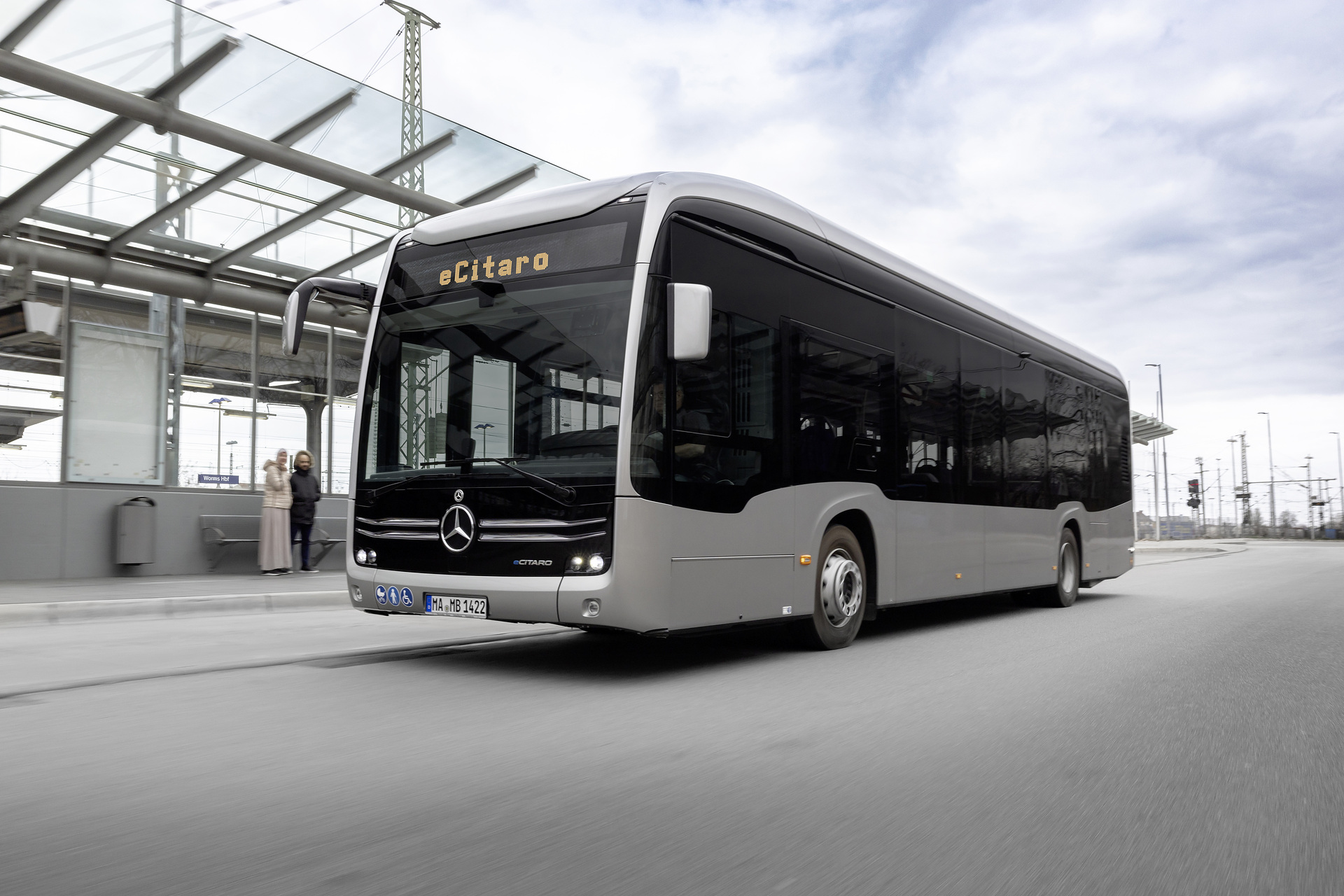 Mercedes-Benz eCitaro mit vollelektrischem Antrieb, 2-Türer, Exterieur, anthrazit metallic, 2 x elektrischer Radnabenmotor, 2 x 125 kW, 2 x 485 Nm, 5 HV-Batteriepakete, 64,5 kWh pro HV-Batteriepaket (NMC 3), Preventive Brake Assist, Sideguard Assist, 360-Grad-Kamera, LED-Scheinwerfer, Länge/Breite/Höhe: 12.135/2.550/3.400 mm, Beförderungskapazität: 1/86 Der vollelektrisch angetriebene Stadtbus Mercedes-Benz eCitaro mit Batterien der neuesten Generation