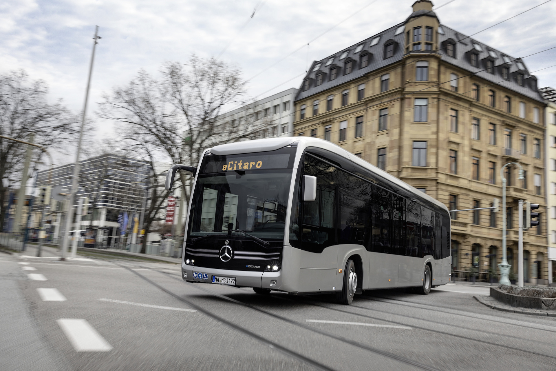 Mercedes-Benz eCitaro mit vollelektrischem Antrieb, 2-Türer, Exterieur, anthrazit metallic, 2 x elektrischer Radnabenmotor, 2 x 125 kW, 2 x 485 Nm, 5 HV-Batteriepakete, 64,5 kWh pro HV-Batteriepaket (NMC 3), Preventive Brake Assist, Sideguard Assist, 360-Grad-Kamera, LED-Scheinwerfer, Länge/Breite/Höhe: 12.135/2.550/3.400 mm, Beförderungskapazität: 1/86 Der vollelektrisch angetriebene Stadtbus Mercedes-Benz eCitaro mit Batterien der neuesten Generation