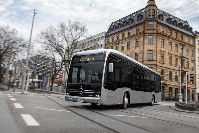 Der vollelektrisch angetriebene Stadtbus Mercedes-Benz eCitaro mit Batterien der neuesten Generation