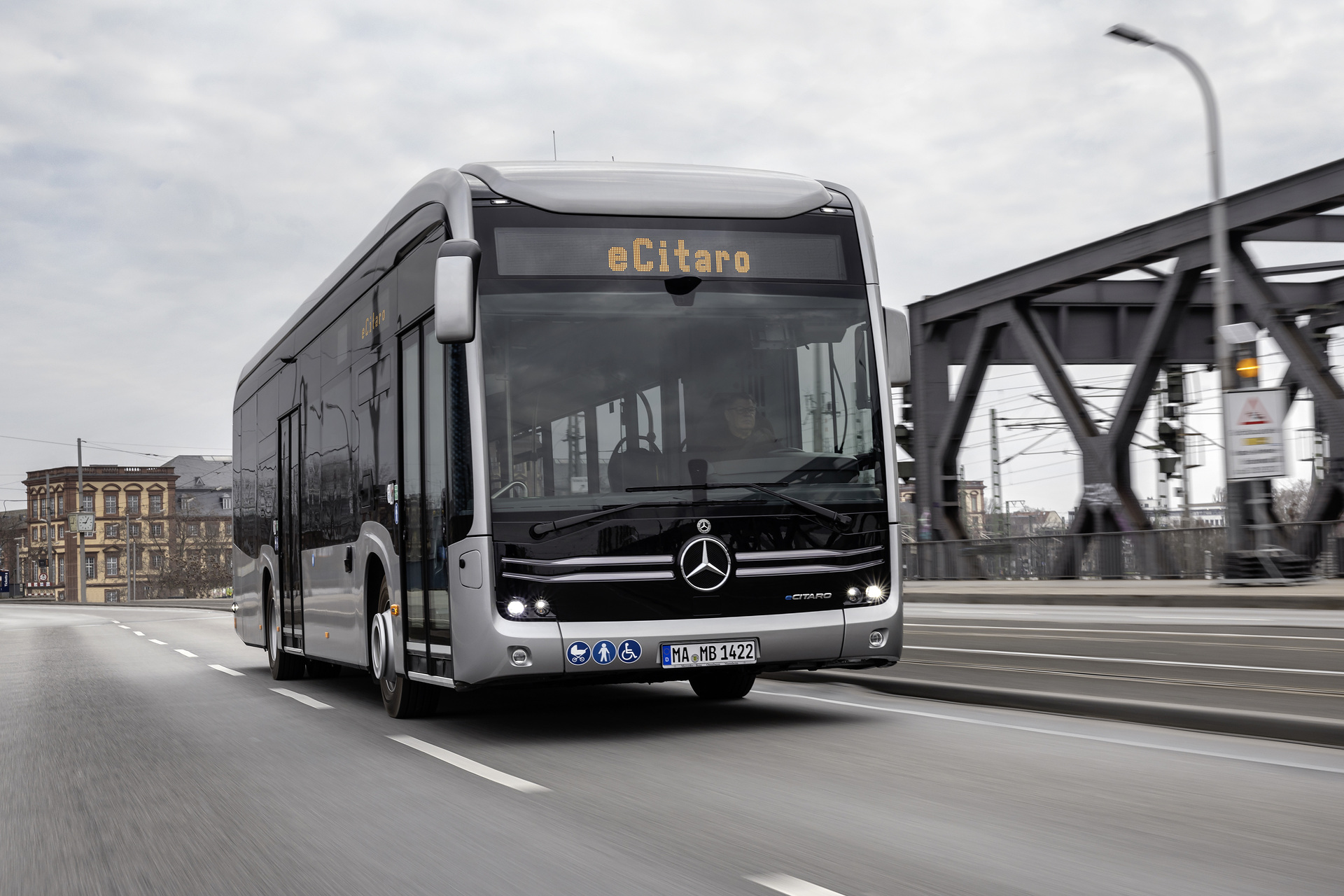 Mercedes-Benz eCitaro mit vollelektrischem Antrieb, 2-Türer, Exterieur, anthrazit metallic, 2 x elektrischer Radnabenmotor, 2 x 125 kW, 2 x 485 Nm, 5 HV-Batteriepakete, 64,5 kWh pro HV-Batteriepaket (NMC 3), Preventive Brake Assist, Sideguard Assist, 360-Grad-Kamera, LED-Scheinwerfer, Länge/Breite/Höhe: 12.135/2.550/3.400 mm, Beförderungskapazität: 1/86 Der vollelektrisch angetriebene Stadtbus Mercedes-Benz eCitaro mit Batterien der neuesten Generation