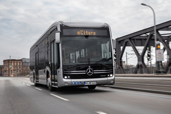 Der vollelektrisch angetriebene Stadtbus Mercedes-Benz eCitaro mit Batterien der neuesten Generation