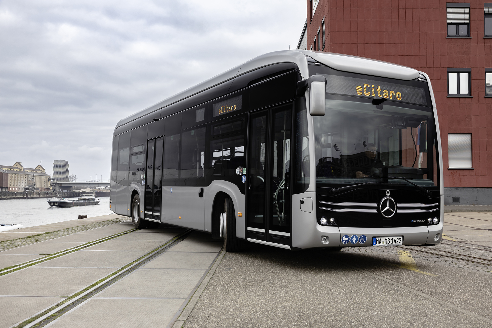Mercedes-Benz eCitaro mit vollelektrischem Antrieb, 2-Türer, Exterieur, anthrazit metallic, 2 x elektrischer Radnabenmotor, 2 x 125 kW, 2 x 485 Nm, 5 HV-Batteriepakete, 64,5 kWh pro HV-Batteriepaket (NMC 3), Preventive Brake Assist, Sideguard Assist, 360-Grad-Kamera, LED-Scheinwerfer, Länge/Breite/Höhe: 12.135/2.550/3.400 mm, Beförderungskapazität: 1/86 Der vollelektrisch angetriebene Stadtbus Mercedes-Benz eCitaro mit Batterien der neuesten Generation