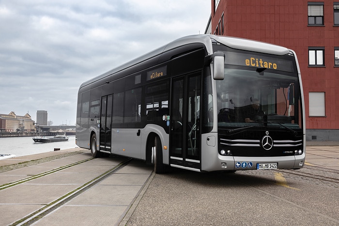 Der vollelektrisch angetriebene Stadtbus Mercedes-Benz eCitaro mit Batterien der neuesten Generation