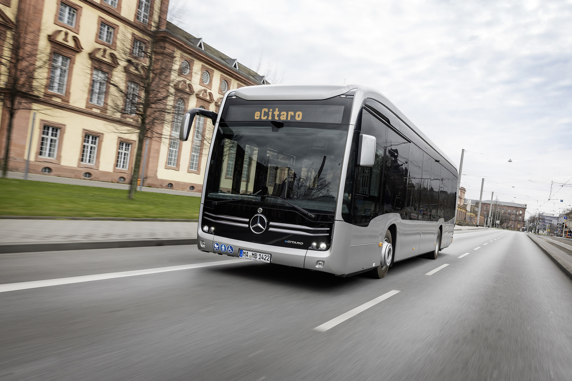 Mercedes-Benz eCitaro mit vollelektrischem Antrieb, 2-Türer, Exterieur, anthrazit metallic, 2 x elektrischer Radnabenmotor, 2 x 125 kW, 2 x 485 Nm, 5 HV-Batteriepakete, 64,5 kWh pro HV-Batteriepaket (NMC 3), Preventive Brake Assist, Sideguard Assist, 360-Grad-Kamera, LED-Scheinwerfer, Länge/Breite/Höhe: 12.135/2.550/3.400 mm, Beförderungskapazität: 1/86 Der vollelektrisch angetriebene Stadtbus Mercedes-Benz eCitaro mit Batterien der neuesten Generation