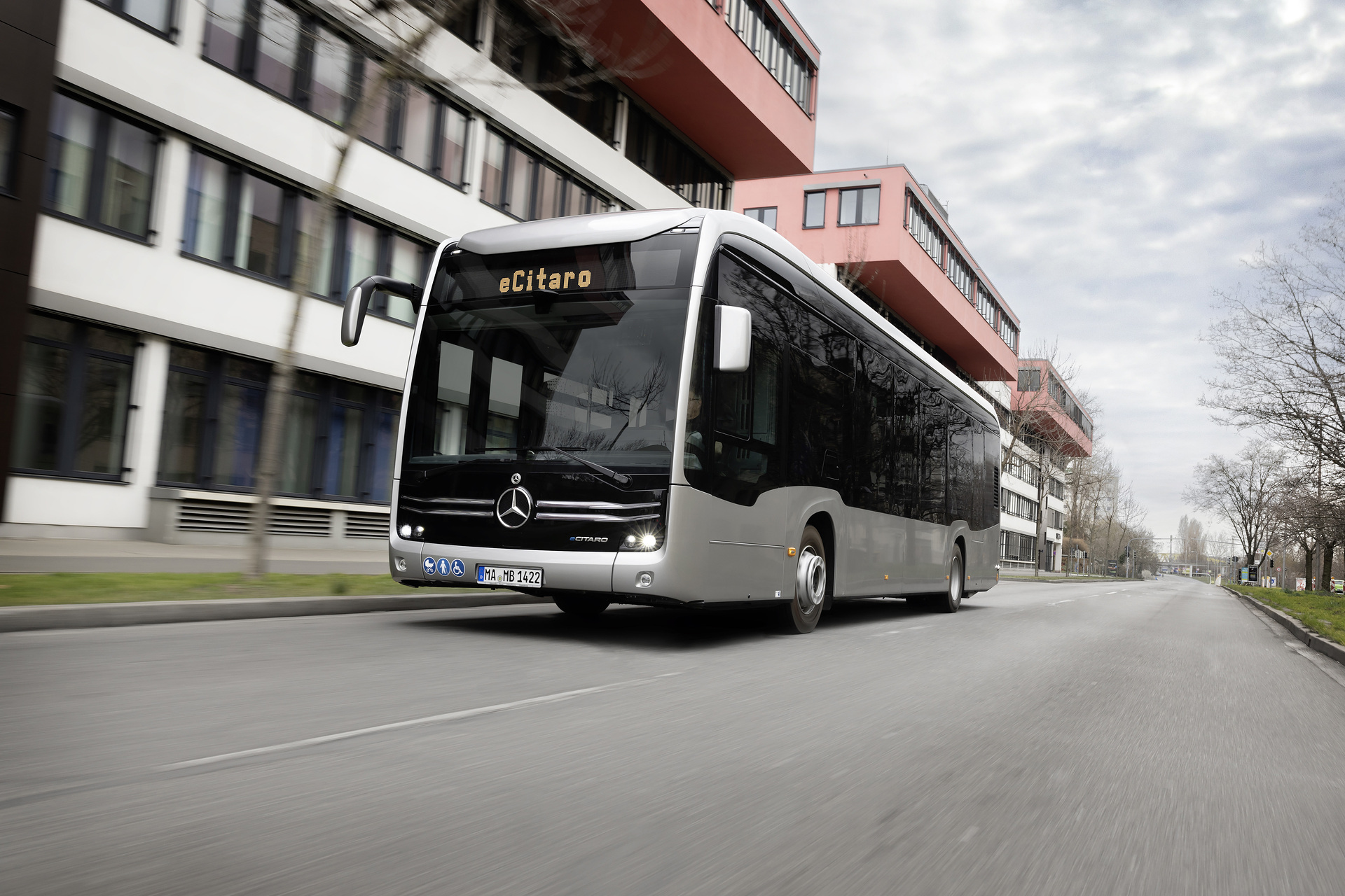 Mercedes-Benz eCitaro mit vollelektrischem Antrieb, 2-Türer, Exterieur, anthrazit metallic, 2 x elektrischer Radnabenmotor, 2 x 125 kW, 2 x 485 Nm, 5 HV-Batteriepakete, 64,5 kWh pro HV-Batteriepaket (NMC 3), Preventive Brake Assist, Sideguard Assist, 360-Grad-Kamera, LED-Scheinwerfer, Länge/Breite/Höhe: 12.135/2.550/3.400 mm, Beförderungskapazität: 1/86 Der vollelektrisch angetriebene Stadtbus Mercedes-Benz eCitaro mit Batterien der neuesten Generation