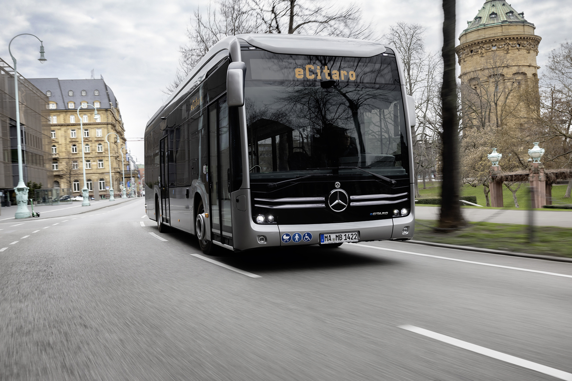 Mercedes-Benz eCitaro mit vollelektrischem Antrieb, 2-Türer, Exterieur, anthrazit metallic, 2 x elektrischer Radnabenmotor, 2 x 125 kW, 2 x 485 Nm, 5 HV-Batteriepakete, 64,5 kWh pro HV-Batteriepaket (NMC 3), Preventive Brake Assist, Sideguard Assist, 360-Grad-Kamera, LED-Scheinwerfer, Länge/Breite/Höhe: 12.135/2.550/3.400 mm, Beförderungskapazität: 1/86 Der vollelektrisch angetriebene Stadtbus Mercedes-Benz eCitaro mit Batterien der neuesten Generation
