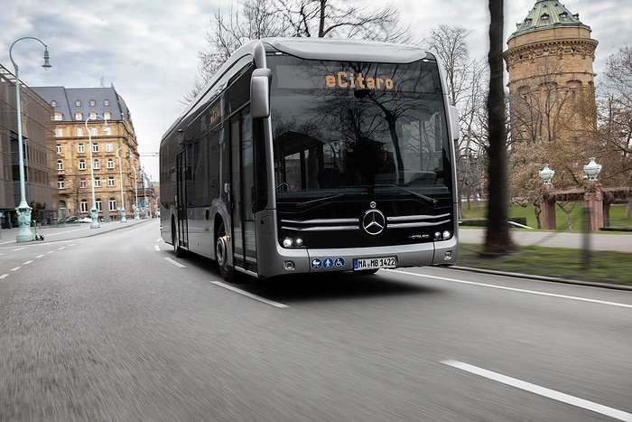 Der vollelektrisch angetriebene Stadtbus Mercedes-Benz eCitaro mit Batterien der neuesten Generation