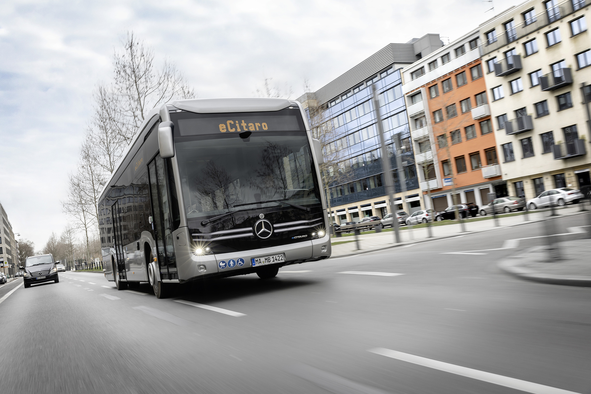 Mercedes-Benz eCitaro mit vollelektrischem Antrieb, 2-Türer, Exterieur, anthrazit metallic, 2 x elektrischer Radnabenmotor, 2 x 125 kW, 2 x 485 Nm, 5 HV-Batteriepakete, 64,5 kWh pro HV-Batteriepaket (NMC 3), Preventive Brake Assist, Sideguard Assist, 360-Grad-Kamera, LED-Scheinwerfer, Länge/Breite/Höhe: 12.135/2.550/3.400 mm, Beförderungskapazität: 1/86 Der vollelektrisch angetriebene Stadtbus Mercedes-Benz eCitaro mit Batterien der neuesten Generation