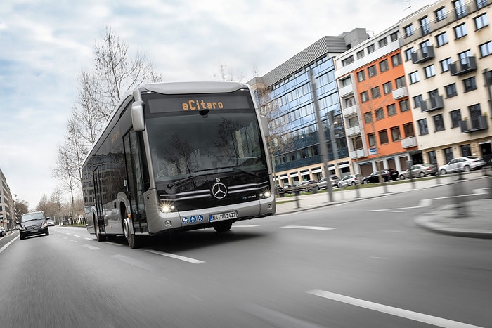 Der vollelektrisch angetriebene Stadtbus Mercedes-Benz eCitaro mit Batterien der neuesten Generation
