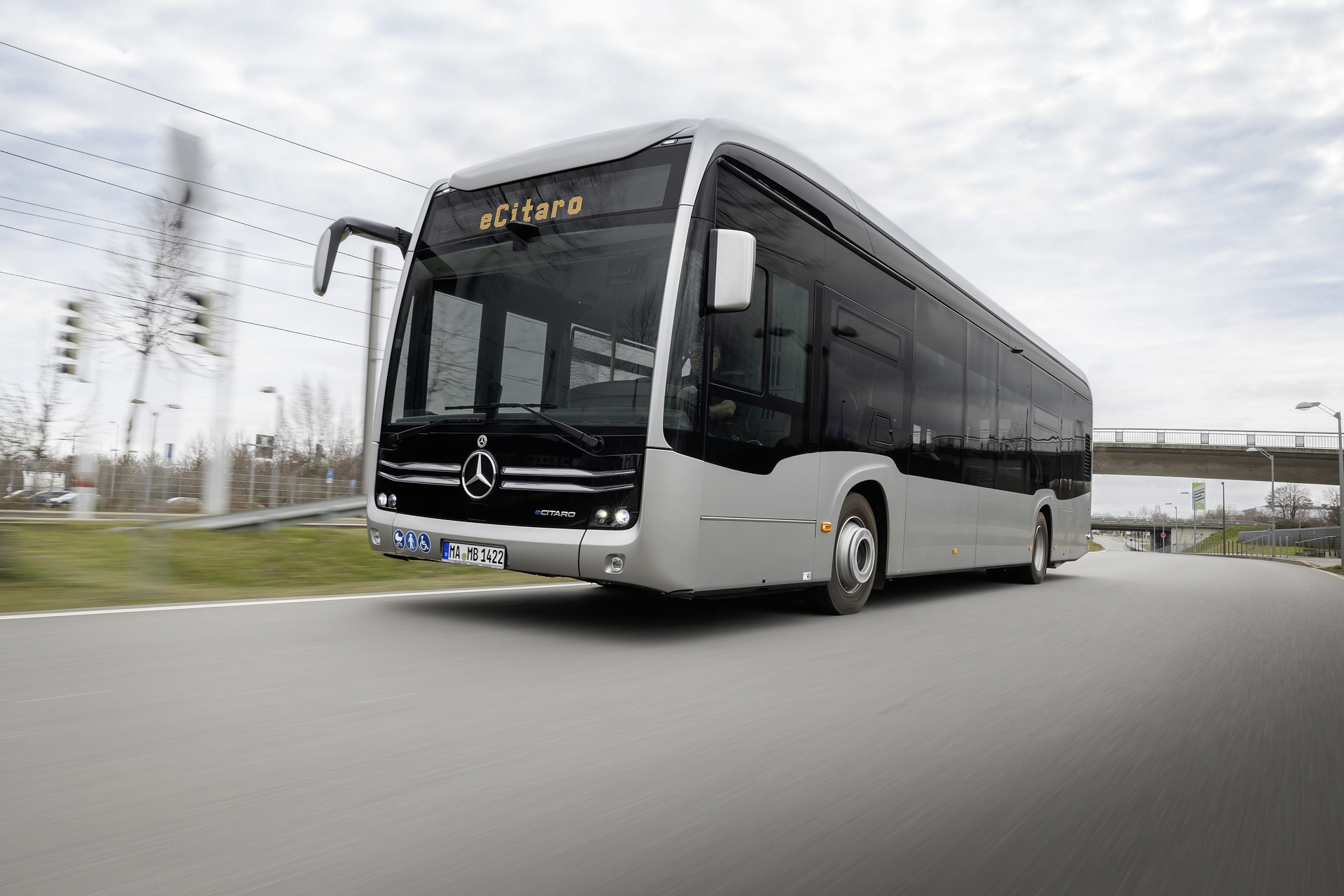 Mercedes-Benz eCitaro mit vollelektrischem Antrieb, 2-Türer, Exterieur, anthrazit metallic, 2 x elektrischer Radnabenmotor, 2 x 125 kW, 2 x 485 Nm, 5 HV-Batteriepakete, 64,5 kWh pro HV-Batteriepaket (NMC 3), Preventive Brake Assist, Sideguard Assist, 360-Grad-Kamera, LED-Scheinwerfer, Länge/Breite/Höhe: 12.135/2.550/3.400 mm, Beförderungskapazität: 1/86 Der vollelektrisch angetriebene Stadtbus Mercedes-Benz eCitaro mit Batterien der neuesten Generation