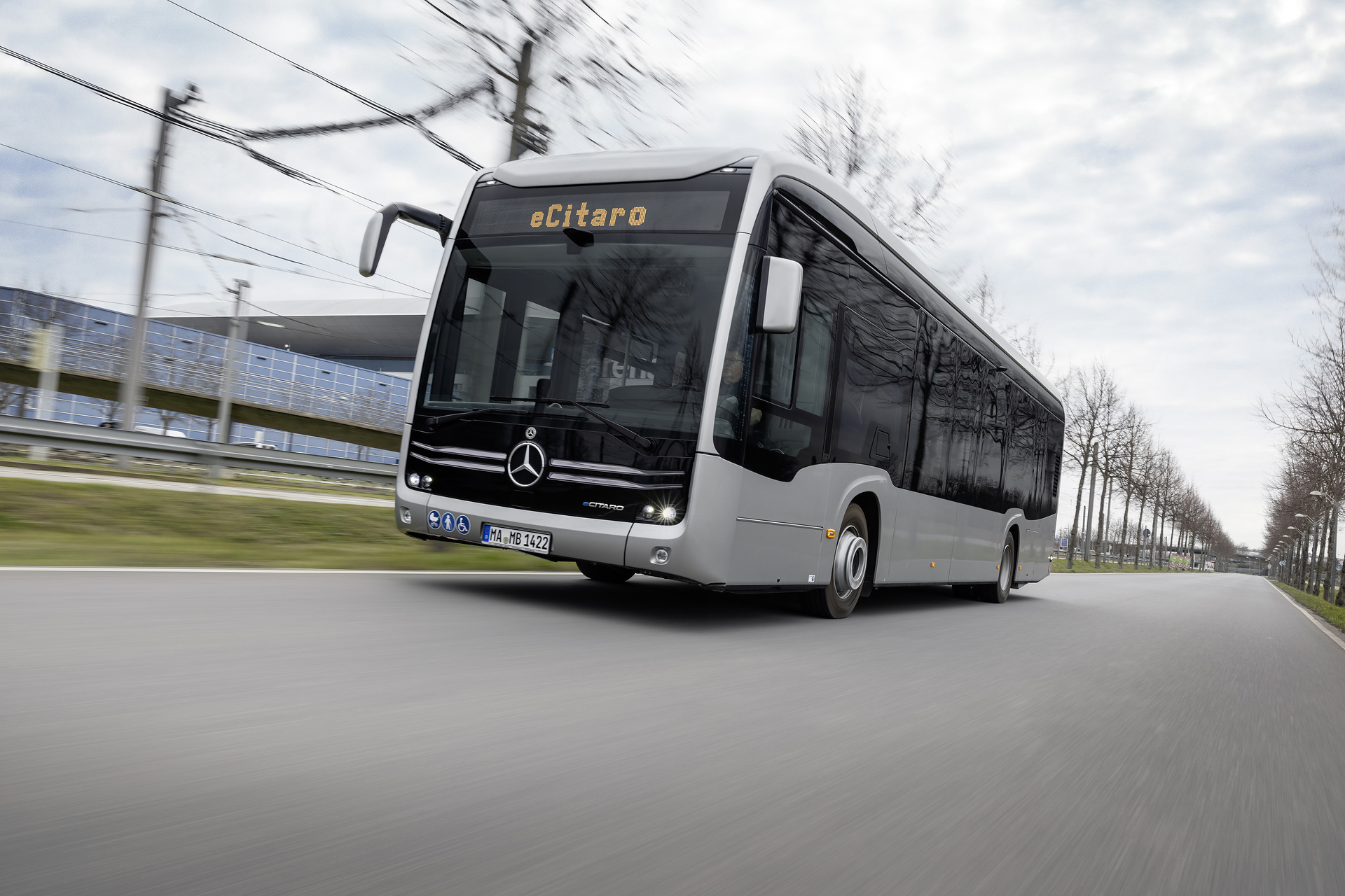 Mercedes-Benz eCitaro mit vollelektrischem Antrieb, 2-Türer, Exterieur, anthrazit metallic, 2 x elektrischer Radnabenmotor, 2 x 125 kW, 2 x 485 Nm, 5 HV-Batteriepakete, 64,5 kWh pro HV-Batteriepaket (NMC 3), Preventive Brake Assist, Sideguard Assist, 360-Grad-Kamera, LED-Scheinwerfer, Länge/Breite/Höhe: 12.135/2.550/3.400 mm, Beförderungskapazität: 1/86 Der vollelektrisch angetriebene Stadtbus Mercedes-Benz eCitaro mit Batterien der neuesten Generation
