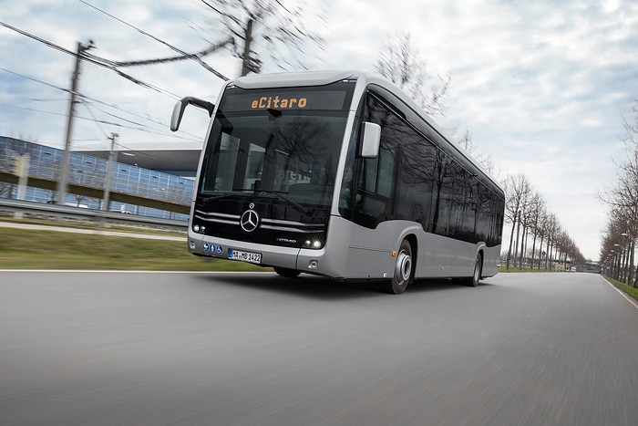 Der vollelektrisch angetriebene Stadtbus Mercedes-Benz eCitaro mit Batterien der neuesten Generation