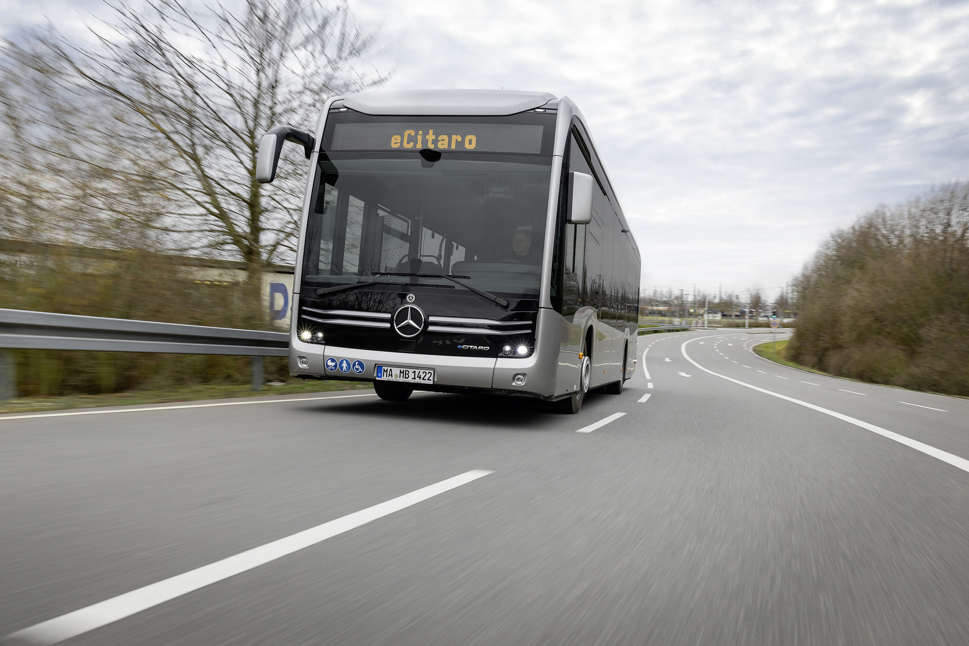 Mercedes-Benz eCitaro mit vollelektrischem Antrieb, 2-Türer, Exterieur, anthrazit metallic, 2 x elektrischer Radnabenmotor, 2 x 125 kW, 2 x 485 Nm, 5 HV-Batteriepakete, 64,5 kWh pro HV-Batteriepaket (NMC 3), Preventive Brake Assist, Sideguard Assist, 360-Grad-Kamera, LED-Scheinwerfer, Länge/Breite/Höhe: 12.135/2.550/3.400 mm, Beförderungskapazität: 1/86 Der vollelektrisch angetriebene Stadtbus Mercedes-Benz eCitaro mit Batterien der neuesten Generation